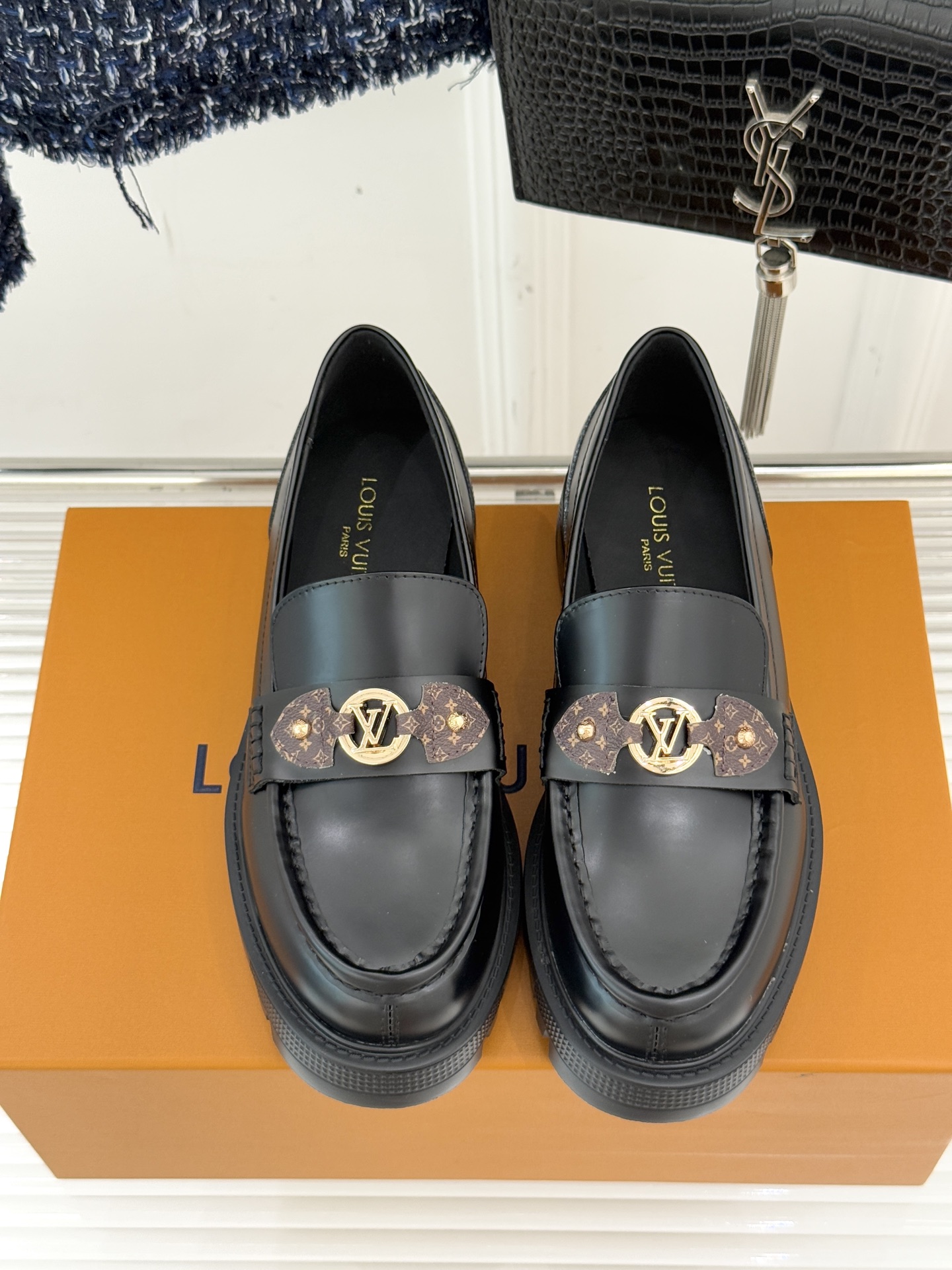 L*V驴牌25WF春夏新品老花厚底乐福鞋当老花图腾邂逅工装锋芒这款乐福鞋以跨界巧思重构经典。老花织带勾勒