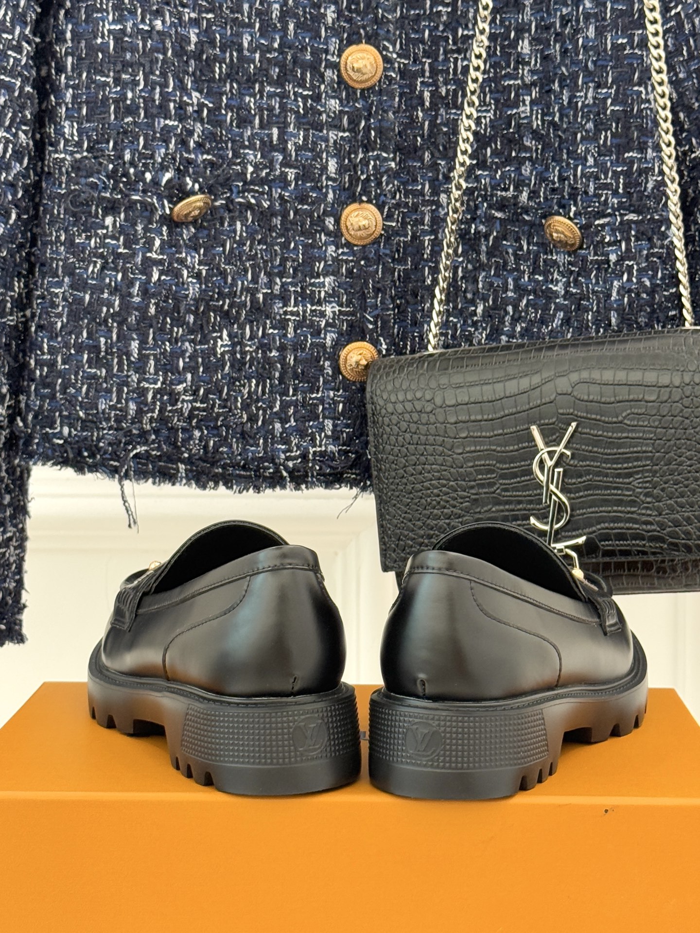 L*V驴牌25WF春夏新品老花厚底乐福鞋当老花图腾邂逅工装锋芒这款乐福鞋以跨界巧思重构经典。老花织带勾勒