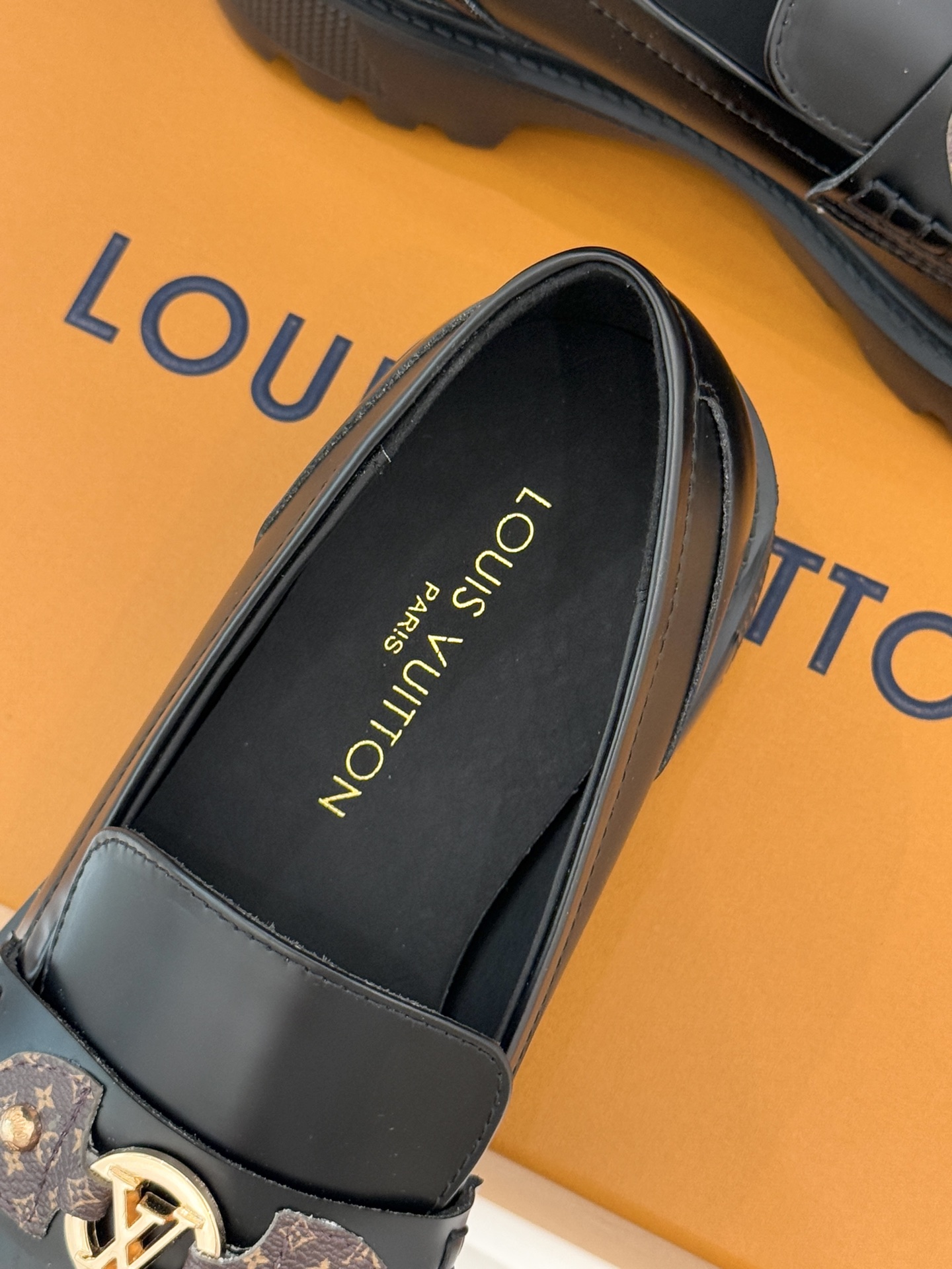 L*V驴牌25WF春夏新品老花厚底乐福鞋当老花图腾邂逅工装锋芒这款乐福鞋以跨界巧思重构经典。老花织带勾勒