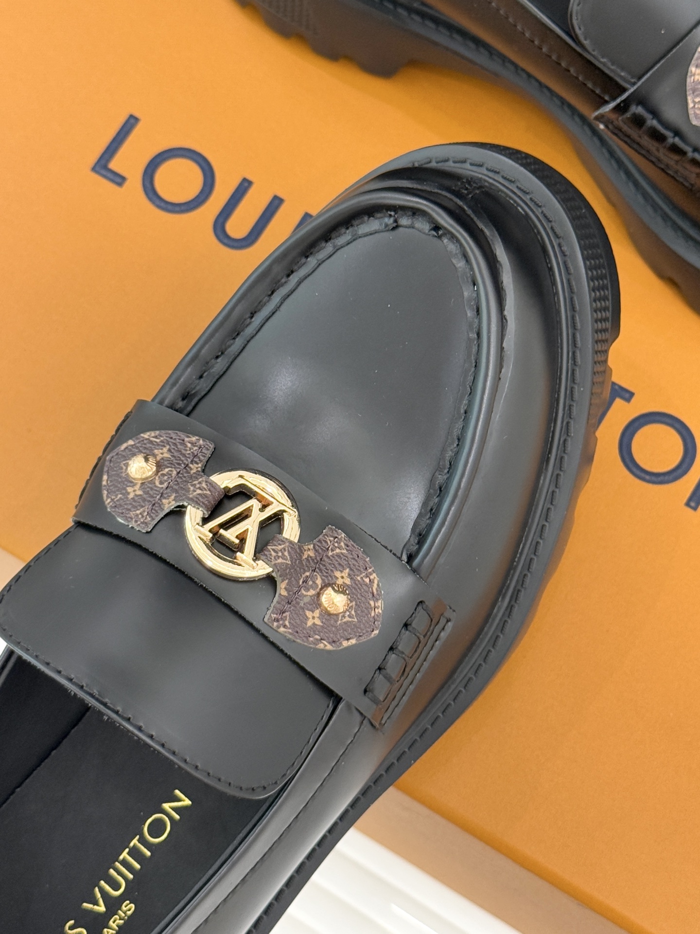 L*V驴牌25WF春夏新品老花厚底乐福鞋当老花图腾邂逅工装锋芒这款乐福鞋以跨界巧思重构经典。老花织带勾勒