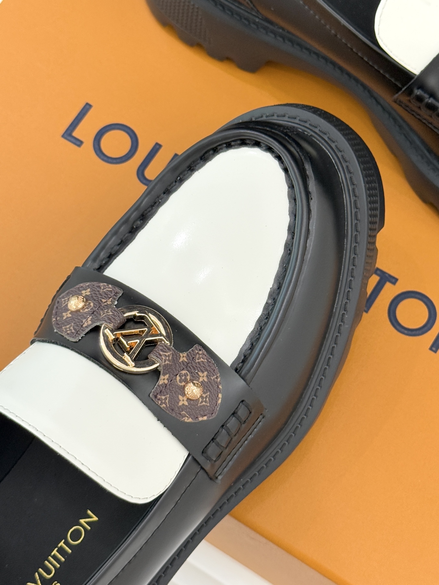 L*V驴牌25WF春夏新品老花厚底乐福鞋当老花图腾邂逅工装锋芒这款乐福鞋以跨界巧思重构经典。老花织带勾勒