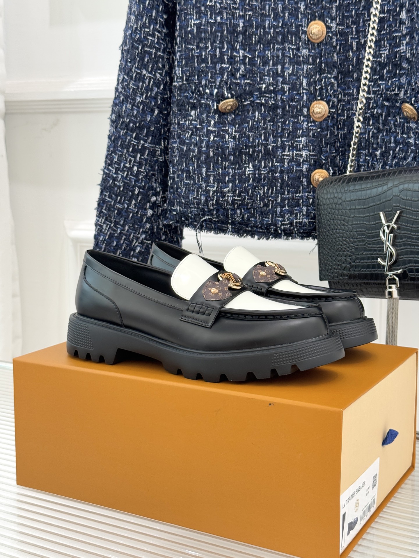 L*V驴牌25WF春夏新品老花厚底乐福鞋当老花图腾邂逅工装锋芒这款乐福鞋以跨界巧思重构经典。老花织带勾勒