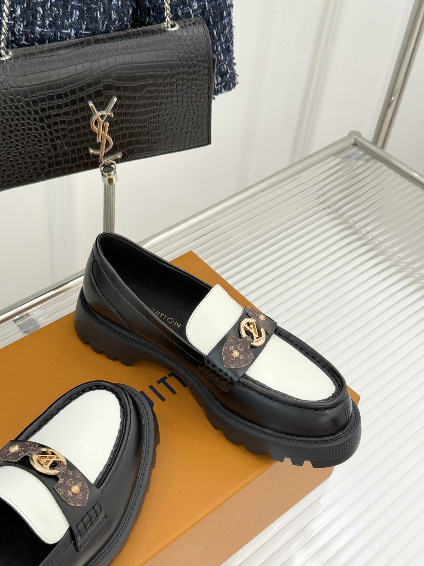 L*V驴牌25WF春夏新品老花厚底乐福鞋当老花图腾邂逅工装锋芒这款乐福鞋以跨界巧思重构经典。老花织带勾勒