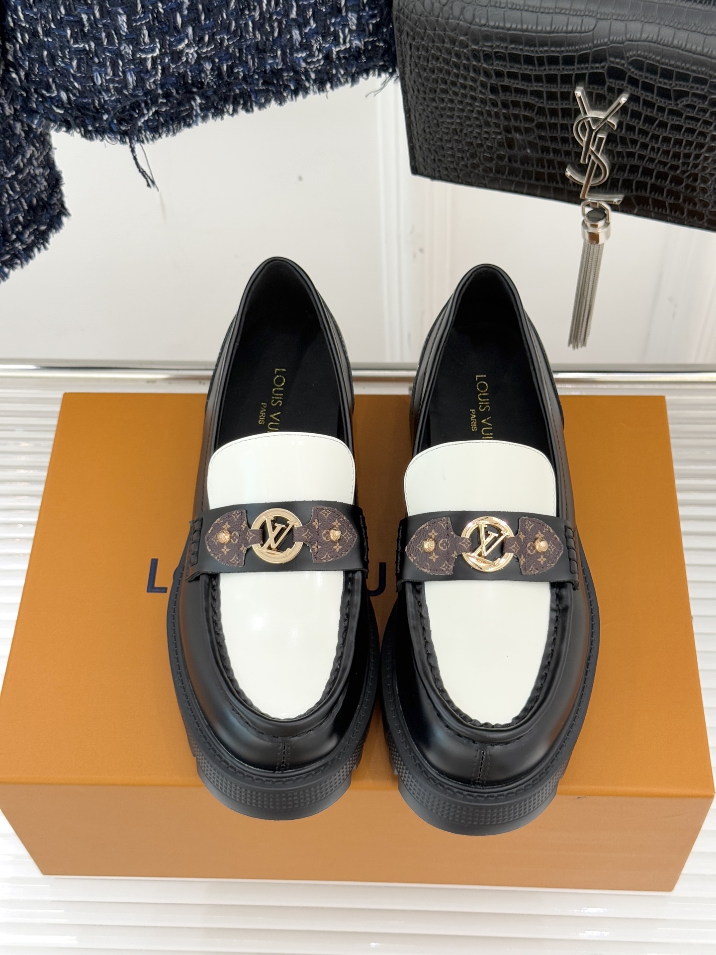 L*V驴牌25WF春夏新品老花厚底乐福鞋当老花图腾邂逅工装锋芒这款乐福鞋以跨界巧思重构经典。老花织带勾勒