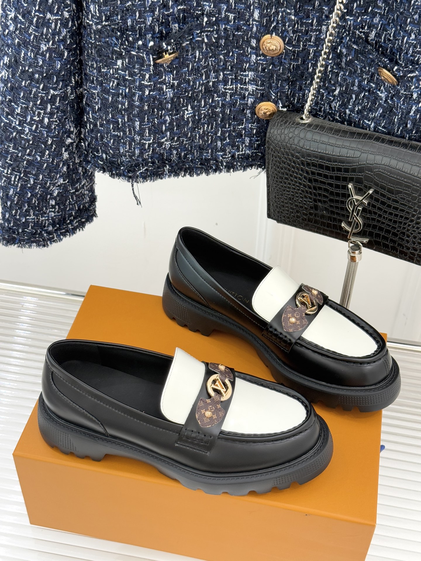 L*V驴牌25WF春夏新品老花厚底乐福鞋当老花图腾邂逅工装锋芒这款乐福鞋以跨界巧思重构经典。老花织带勾勒