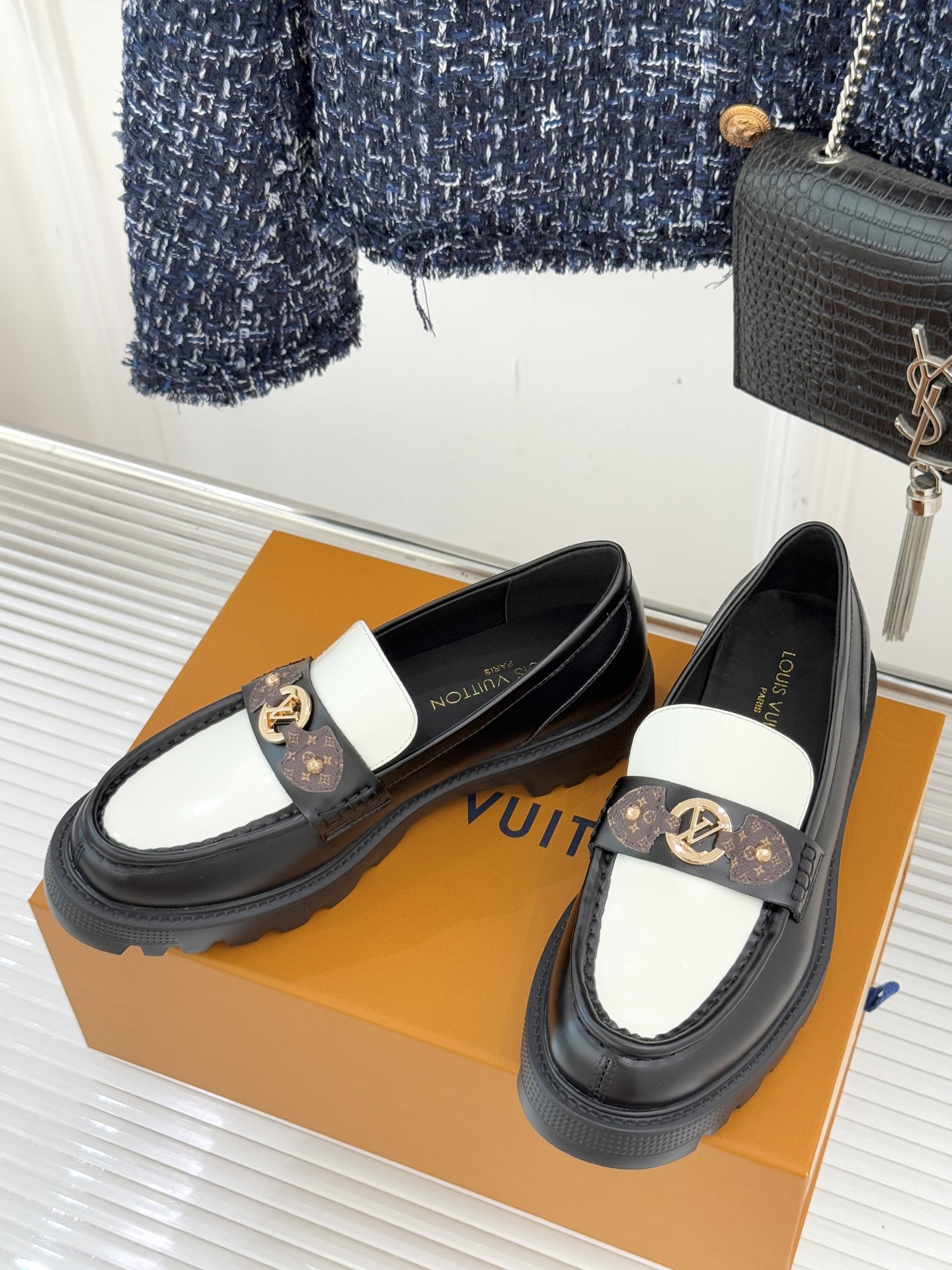 L*V驴牌25WF春夏新品老花厚底乐福鞋当老花图腾邂逅工装锋芒这款乐福鞋以跨界巧思重构经典。老花织带勾勒