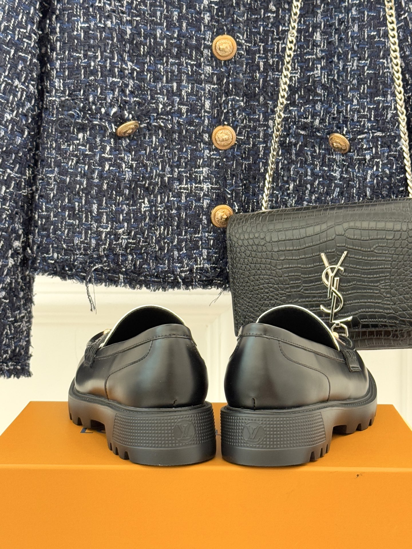 L*V驴牌25WF春夏新品老花厚底乐福鞋当老花图腾邂逅工装锋芒这款乐福鞋以跨界巧思重构经典。老花织带勾勒