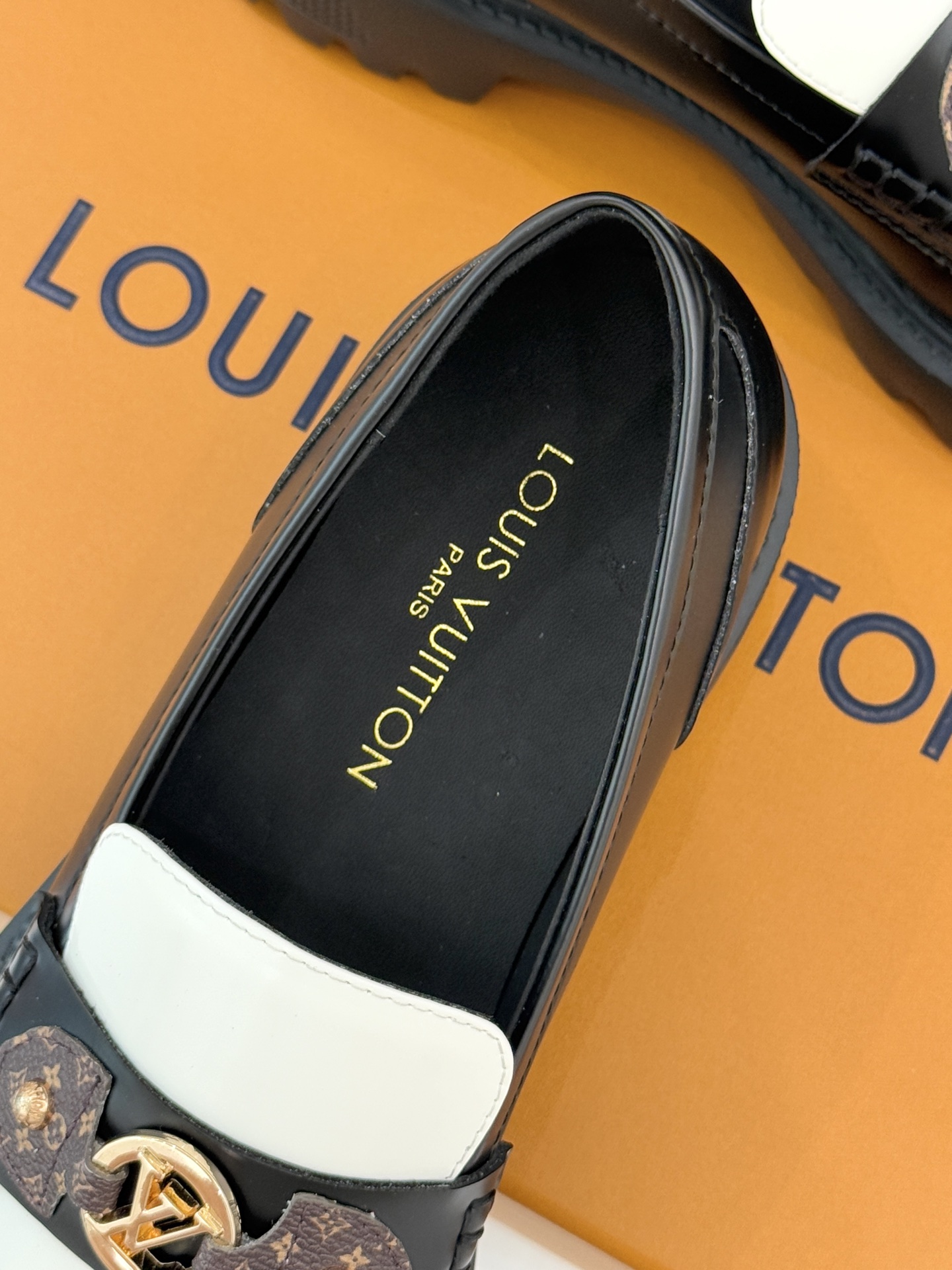 L*V驴牌25WF春夏新品老花厚底乐福鞋当老花图腾邂逅工装锋芒这款乐福鞋以跨界巧思重构经典。老花织带勾勒