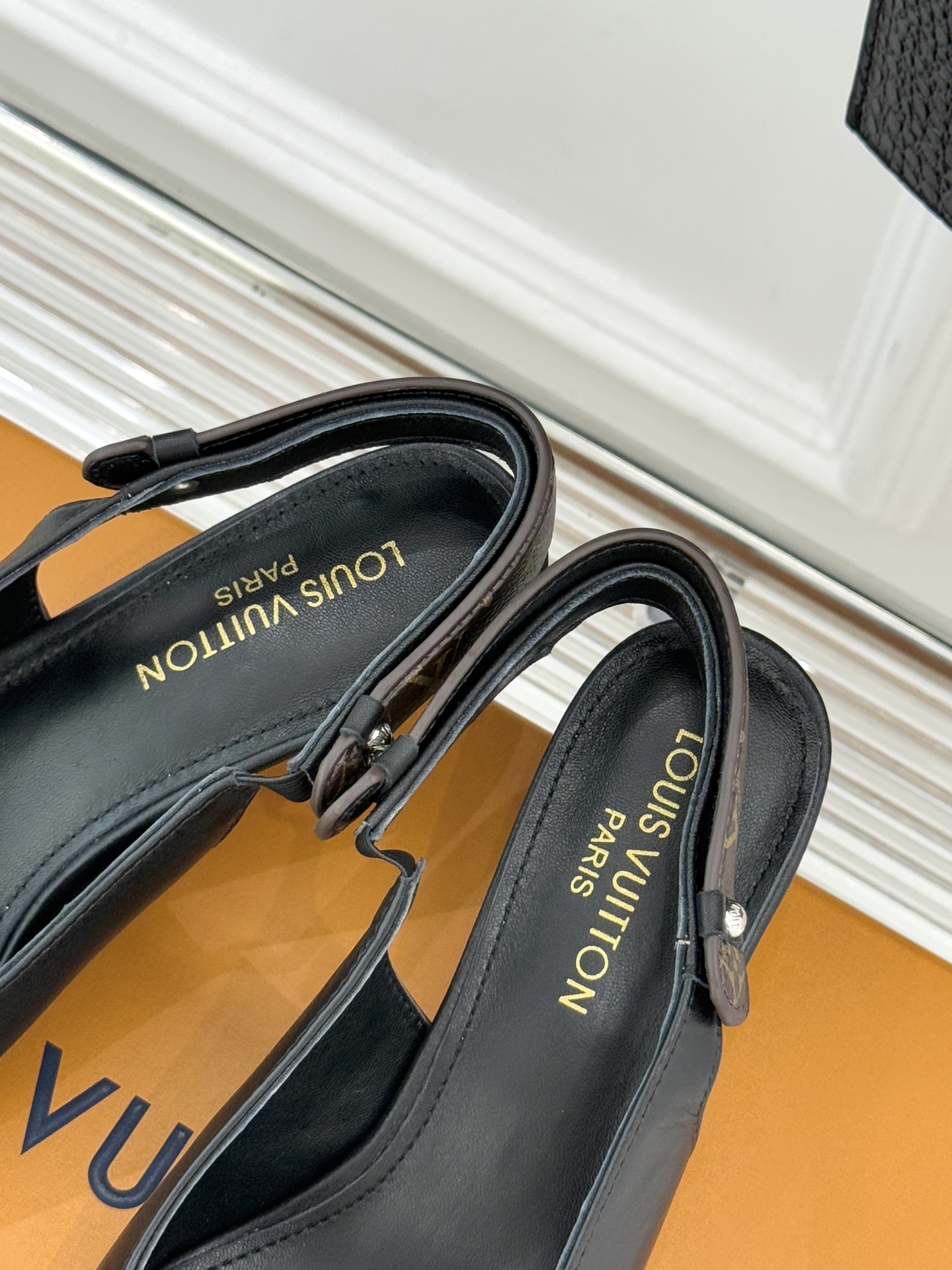 驴牌25WF秋冬新品老花尖头后空猫跟凉鞋感受先锋设计与经典格调的激情碰撞让足下生风 成为街头焦点。经典老