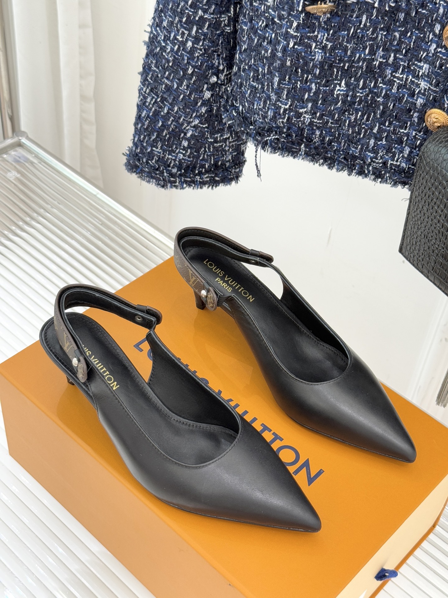 驴牌25WF秋冬新品老花尖头后空猫跟凉鞋感受先锋设计与经典格调的激情碰撞让足下生风 成为街头焦点。经典老