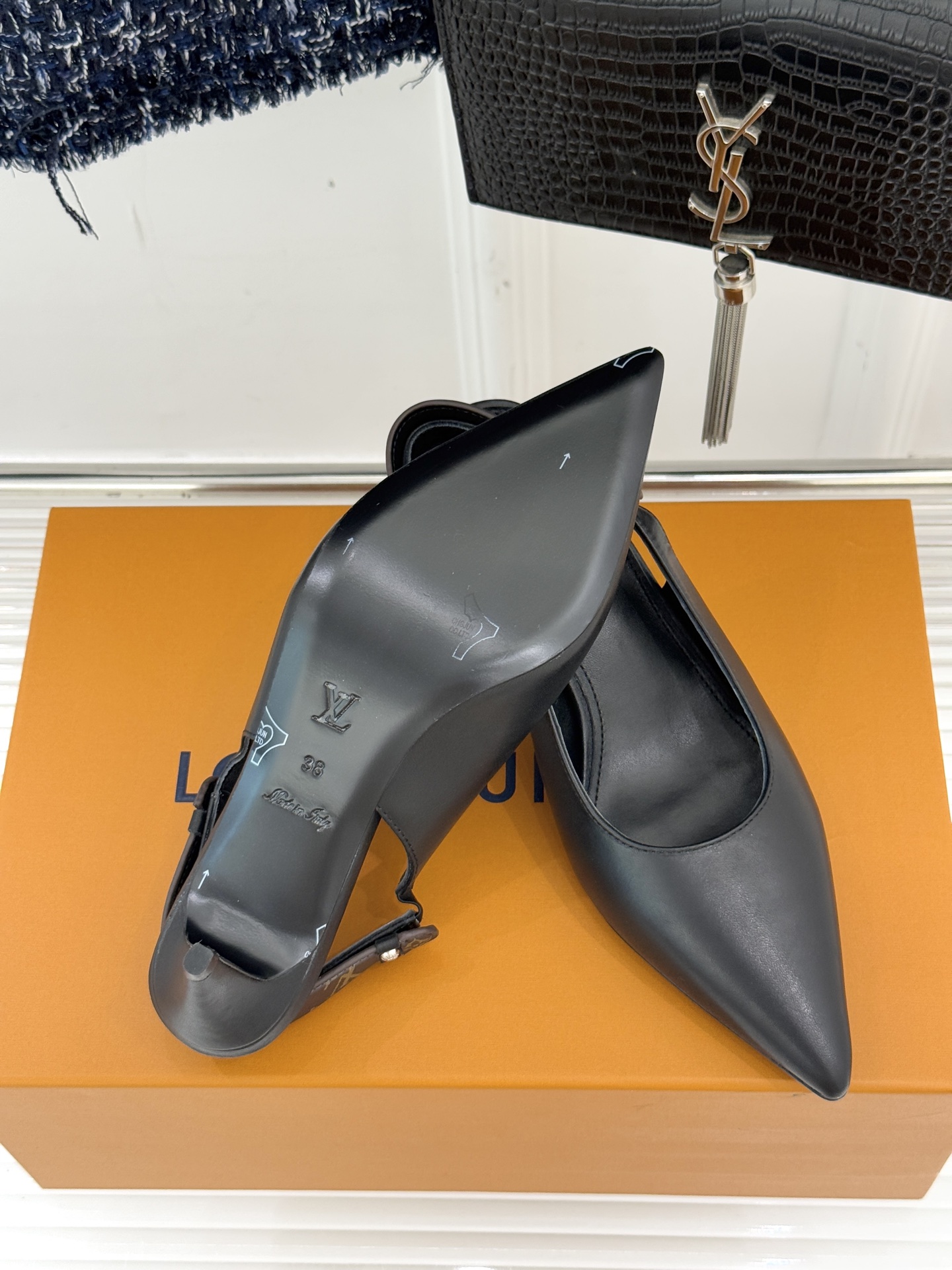 驴牌25WF秋冬新品老花尖头后空猫跟凉鞋感受先锋设计与经典格调的激情碰撞让足下生风 成为街头焦点。经典老