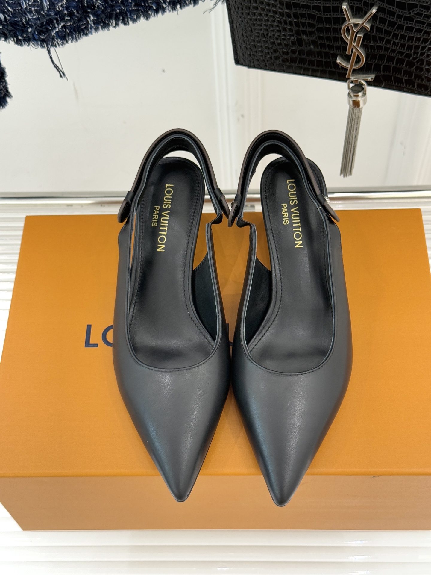 驴牌25WF秋冬新品老花尖头后空猫跟凉鞋感受先锋设计与经典格调的激情碰撞让足下生风 成为街头焦点。经典老