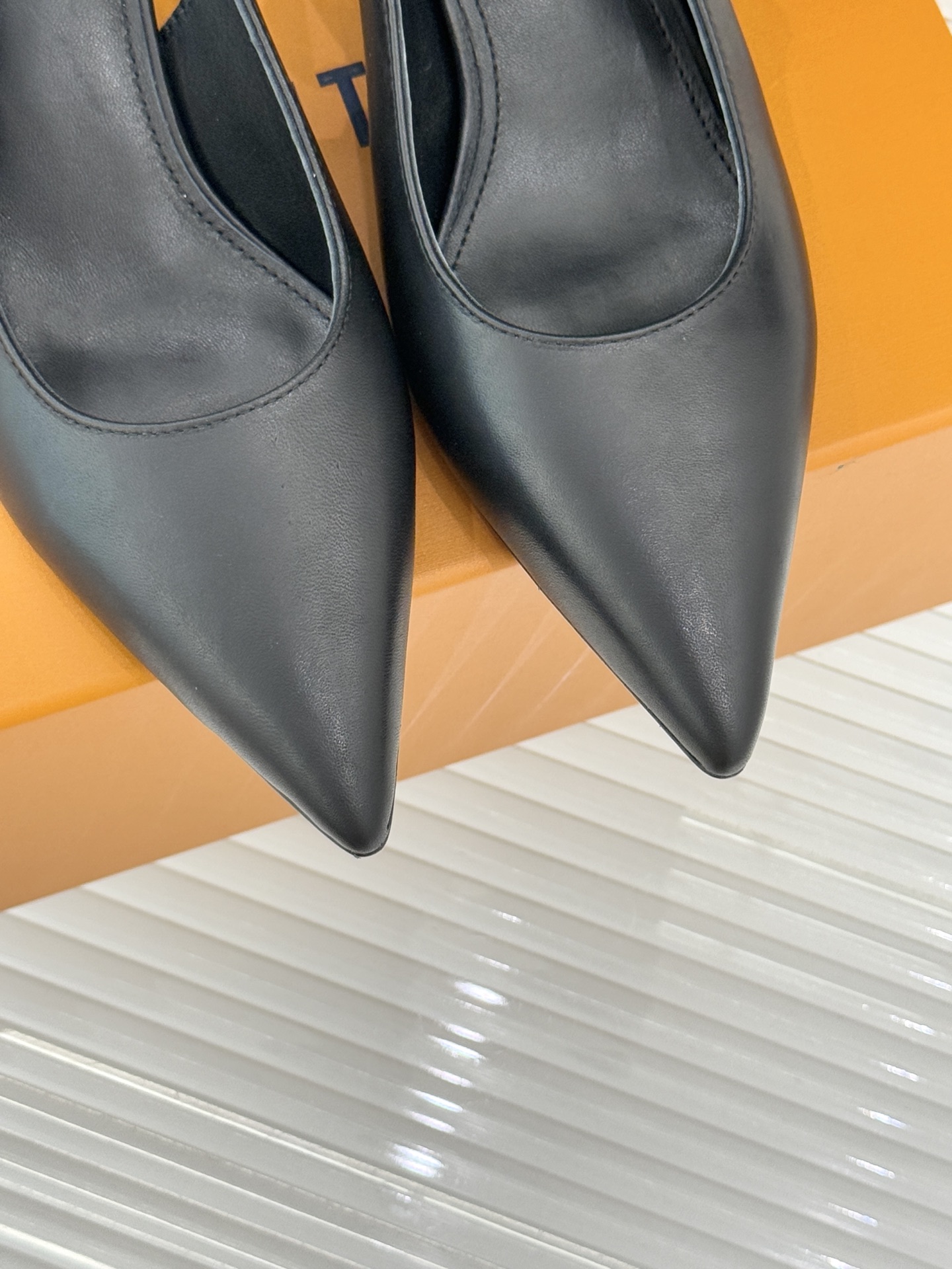 驴牌25WF秋冬新品老花尖头后空猫跟凉鞋感受先锋设计与经典格调的激情碰撞让足下生风 成为街头焦点。经典老