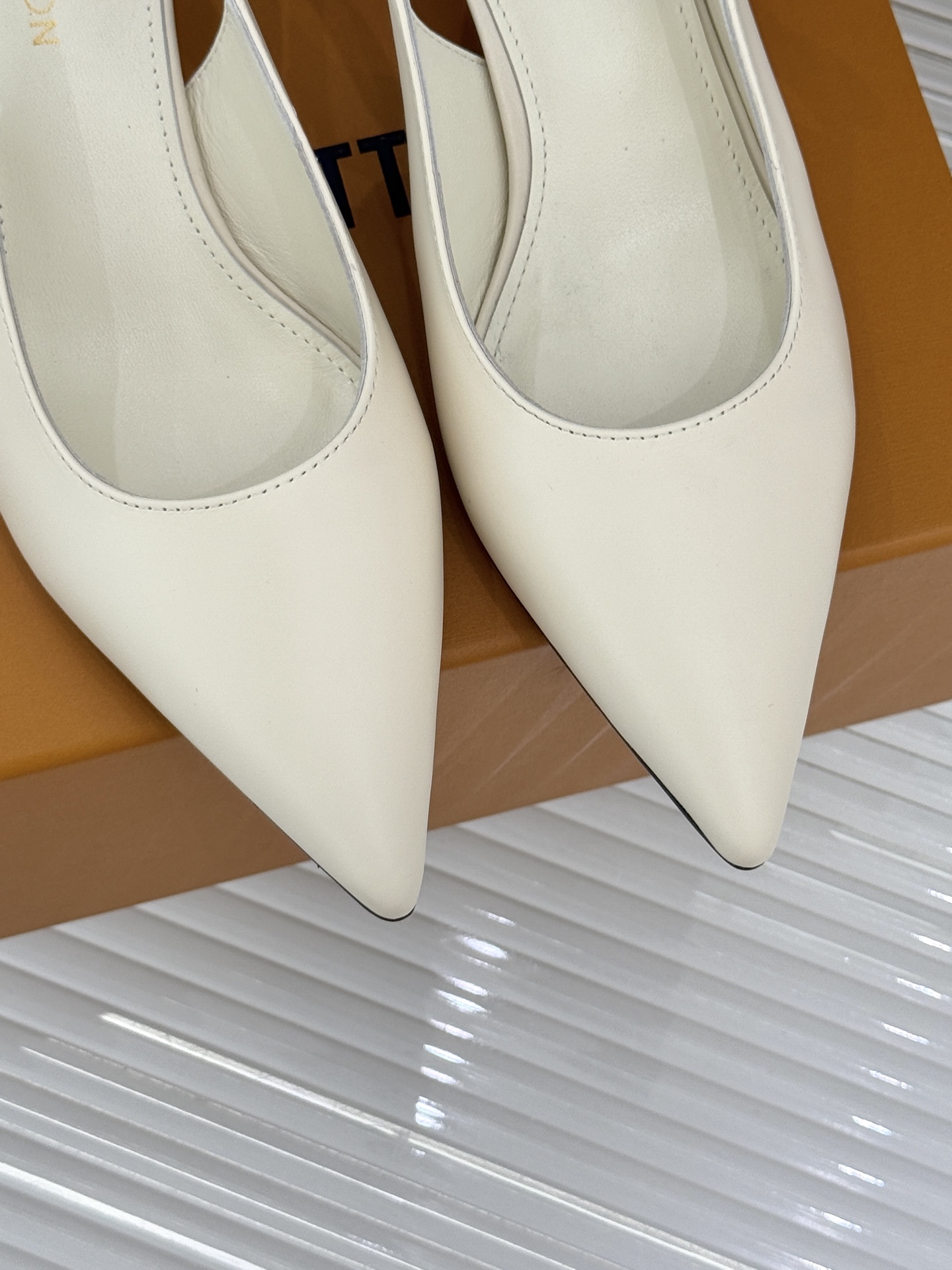 驴牌25WF秋冬新品老花尖头后空猫跟凉鞋感受先锋设计与经典格调的激情碰撞让足下生风 成为街头焦点。经典老