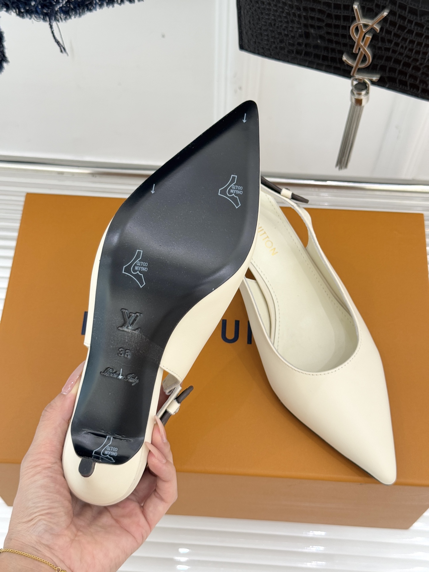 驴牌25WF秋冬新品老花尖头后空猫跟凉鞋感受先锋设计与经典格调的激情碰撞让足下生风 成为街头焦点。经典老