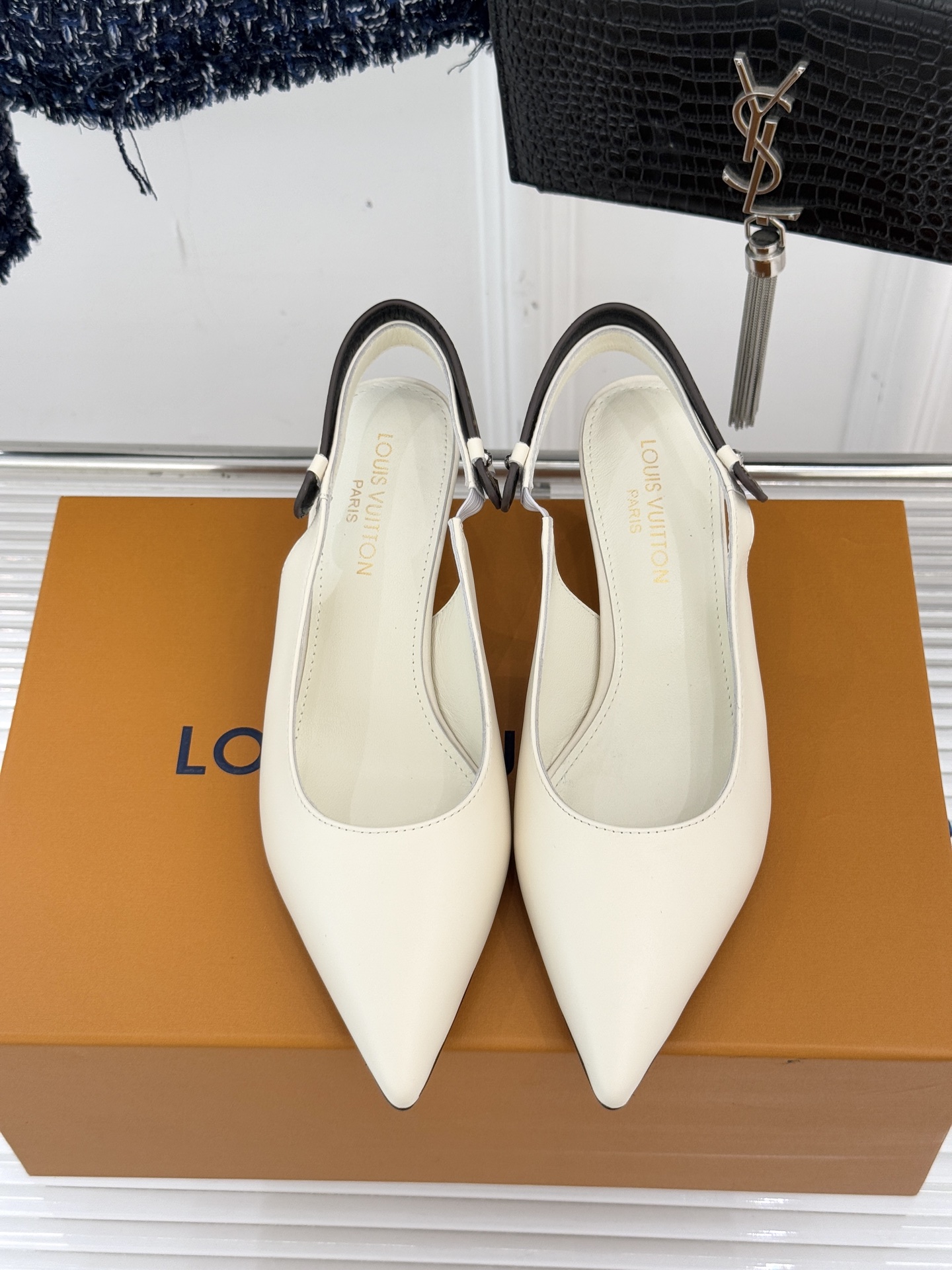 驴牌25WF秋冬新品老花尖头后空猫跟凉鞋感受先锋设计与经典格调的激情碰撞让足下生风 成为街头焦点。经典老