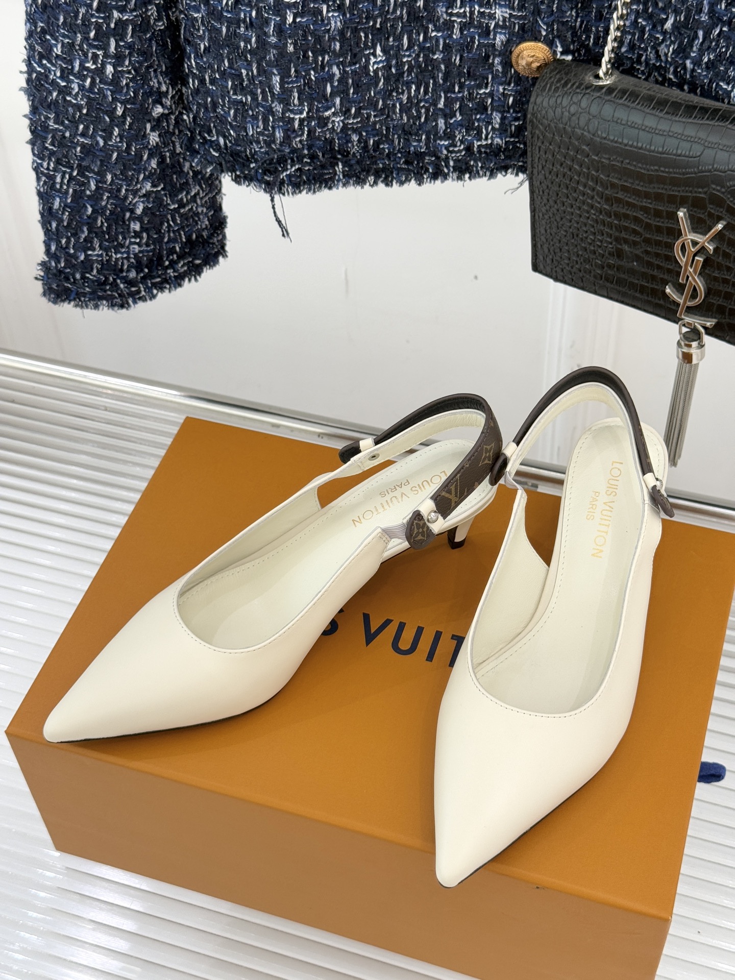 驴牌25WF秋冬新品老花尖头后空猫跟凉鞋感受先锋设计与经典格调的激情碰撞让足下生风 成为街头焦点。经典老