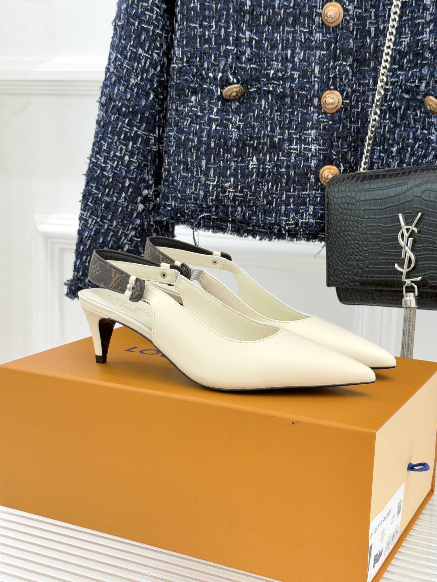 驴牌25WF秋冬新品老花尖头后空猫跟凉鞋感受先锋设计与经典格调的激情碰撞让足下生风 成为街头焦点。经典老