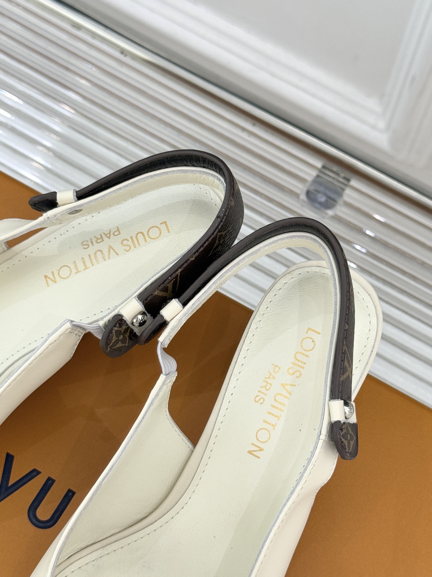 驴牌25WF秋冬新品老花尖头后空猫跟凉鞋感受先锋设计与经典格调的激情碰撞让足下生风 成为街头焦点。经典老