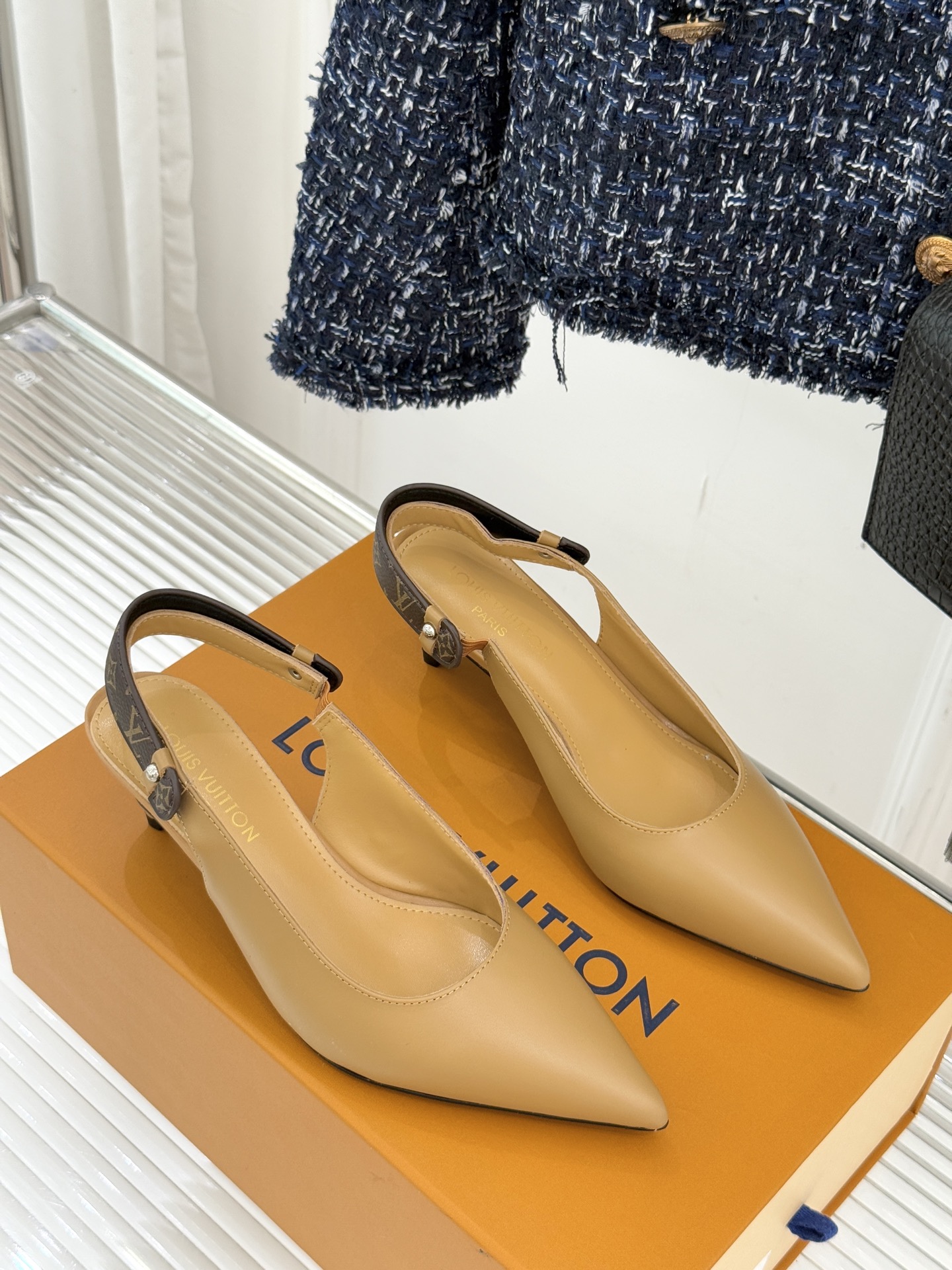 驴牌25WF秋冬新品老花尖头后空猫跟凉鞋感受先锋设计与经典格调的激情碰撞让足下生风 成为街头焦点。经典老