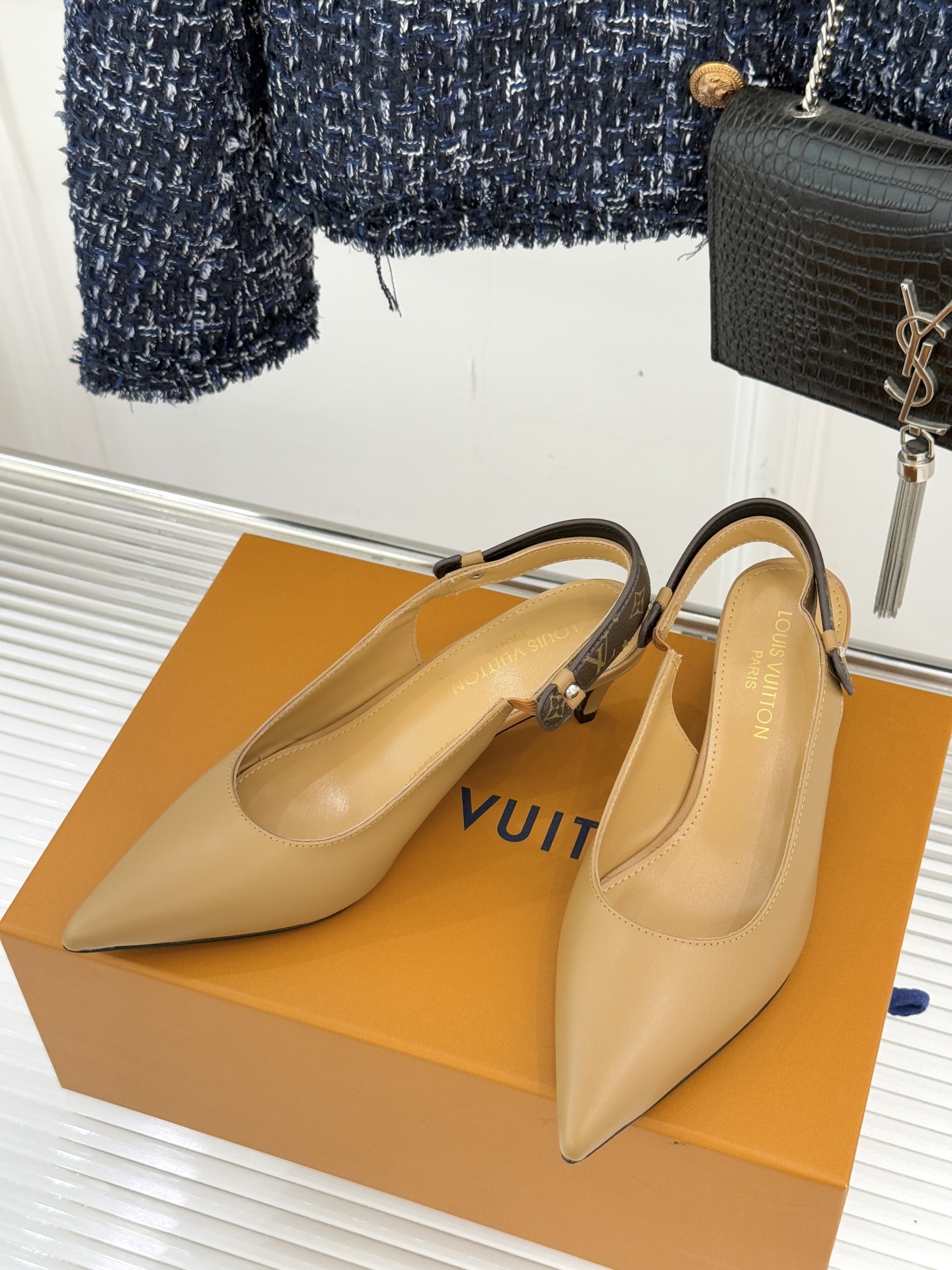 驴牌25WF秋冬新品老花尖头后空猫跟凉鞋感受先锋设计与经典格调的激情碰撞让足下生风 成为街头焦点。经典老