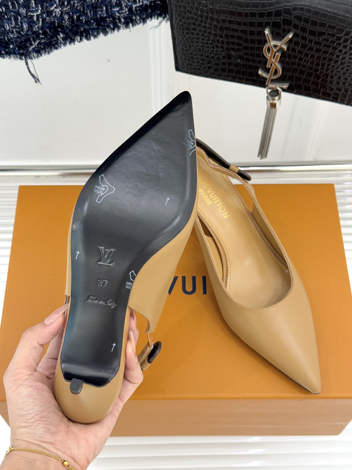 驴牌25WF秋冬新品老花尖头后空猫跟凉鞋感受先锋设计与经典格调的激情碰撞让足下生风 成为街头焦点。经典老