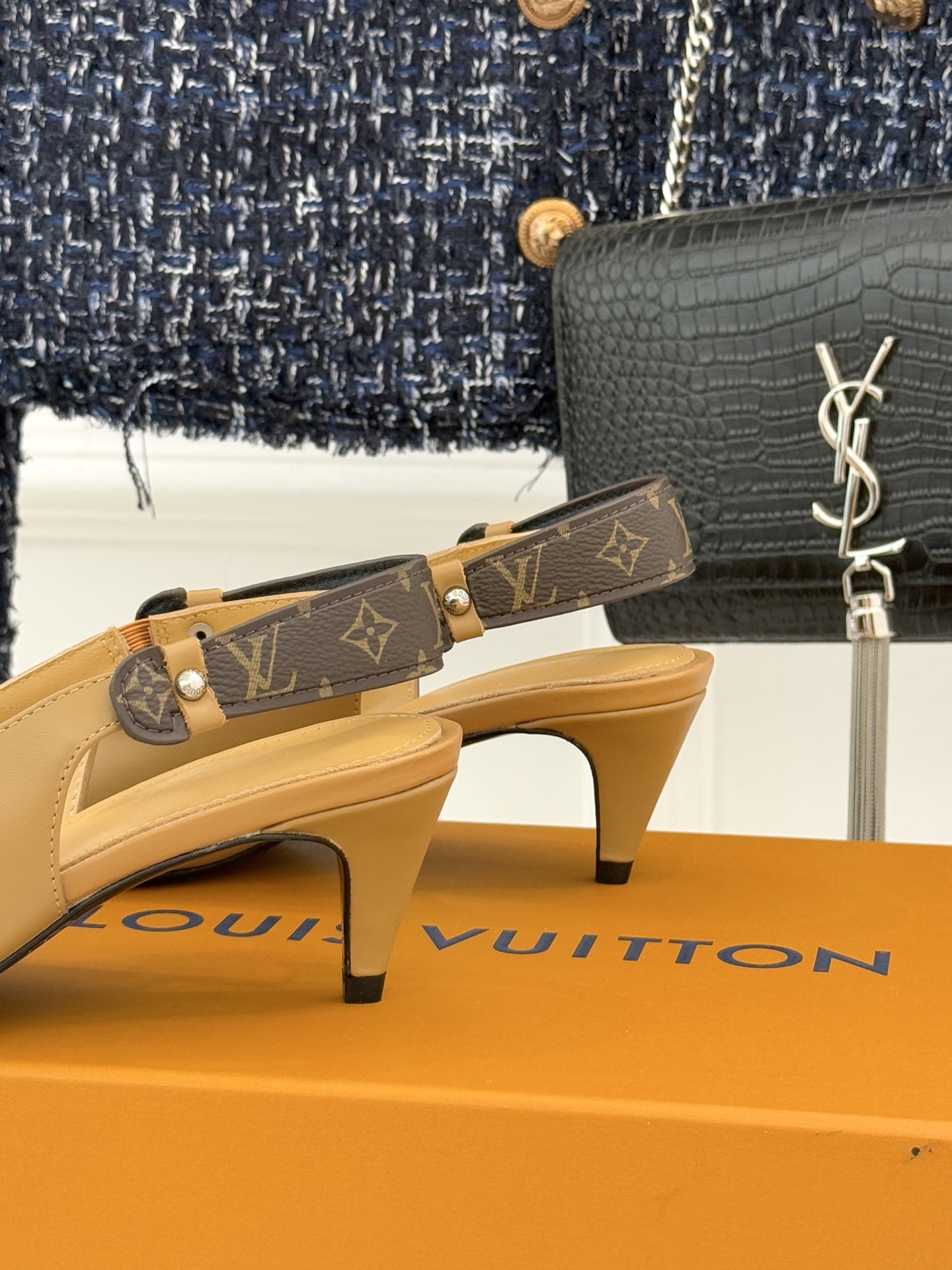 驴牌25WF秋冬新品老花尖头后空猫跟凉鞋感受先锋设计与经典格调的激情碰撞让足下生风 成为街头焦点。经典老