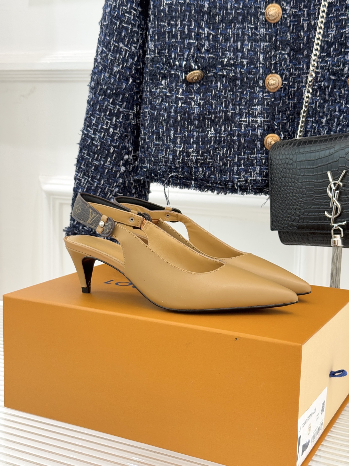 驴牌25WF秋冬新品老花尖头后空猫跟凉鞋感受先锋设计与经典格调的激情碰撞让足下生风 成为街头焦点。经典老