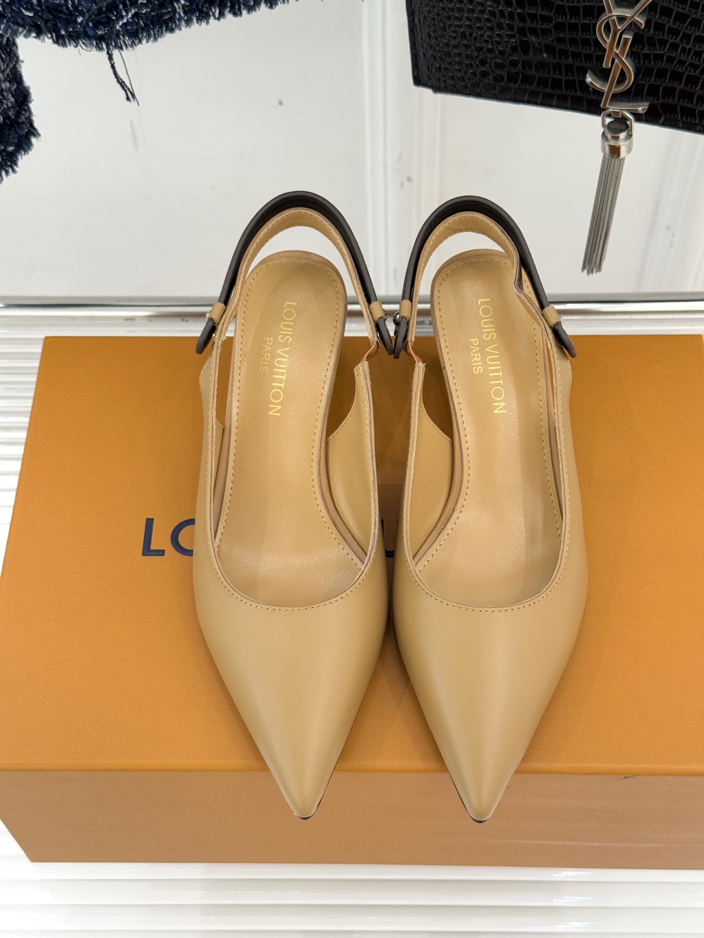 驴牌25WF秋冬新品老花尖头后空猫跟凉鞋感受先锋设计与经典格调的激情碰撞让足下生风 成为街头焦点。经典老