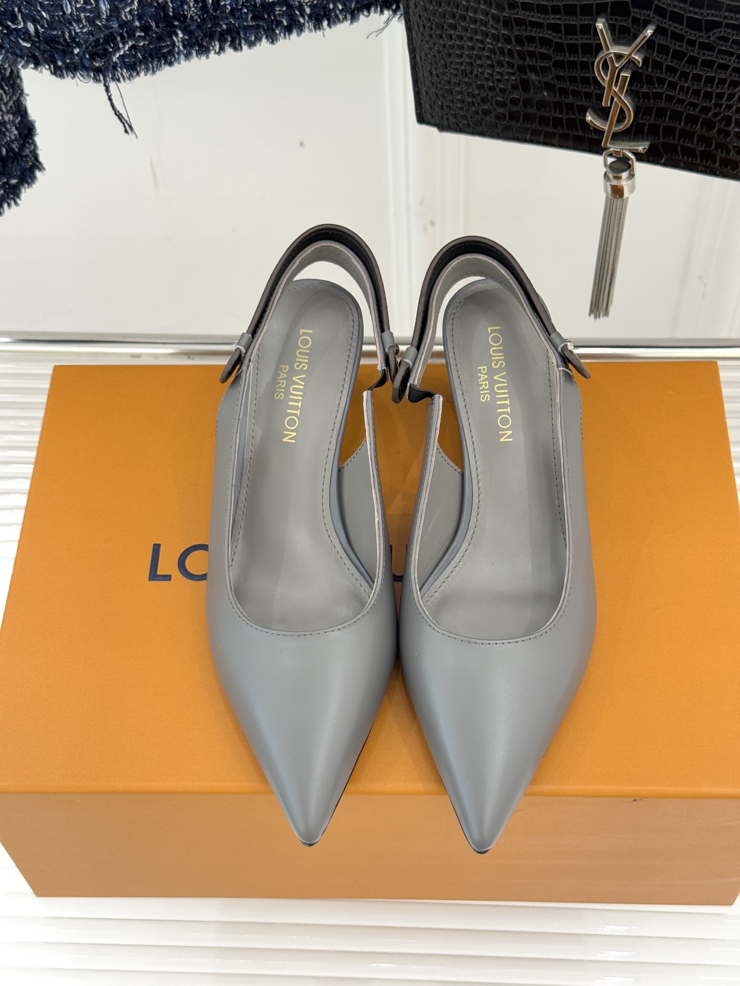 驴牌25WF秋冬新品老花尖头后空猫跟凉鞋感受先锋设计与经典格调的激情碰撞让足下生风 成为街头焦点。经典老