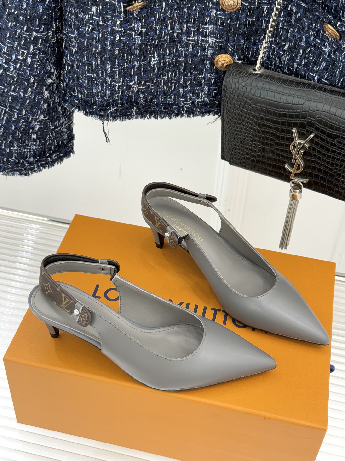 驴牌25WF秋冬新品老花尖头后空猫跟凉鞋感受先锋设计与经典格调的激情碰撞让足下生风 成为街头焦点。经典老