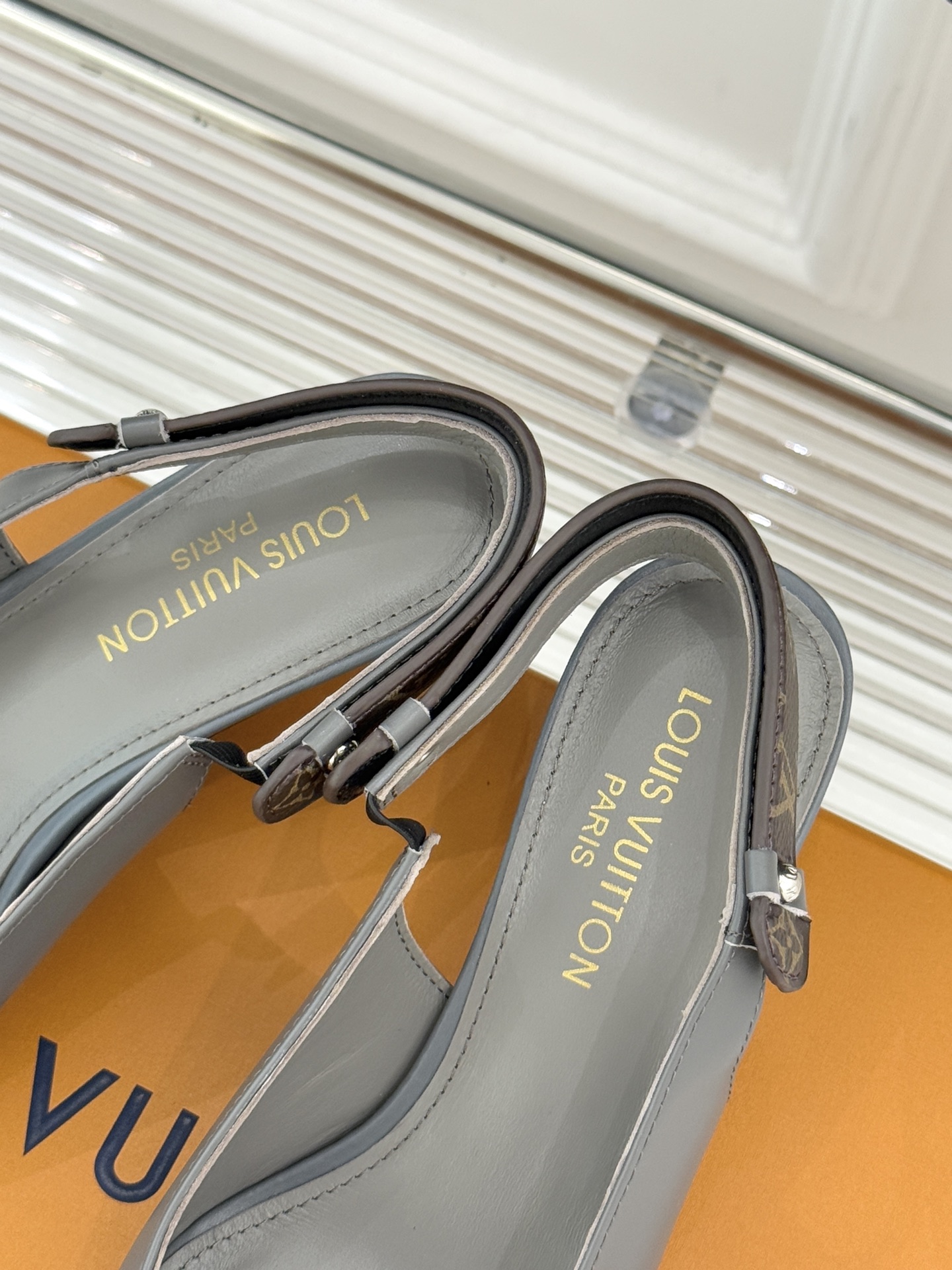 驴牌25WF秋冬新品老花尖头后空猫跟凉鞋感受先锋设计与经典格调的激情碰撞让足下生风 成为街头焦点。经典老