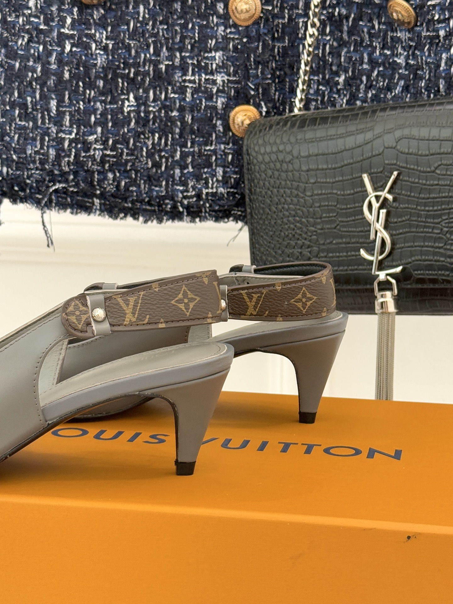 驴牌25WF秋冬新品老花尖头后空猫跟凉鞋感受先锋设计与经典格调的激情碰撞让足下生风 成为街头焦点。经典老