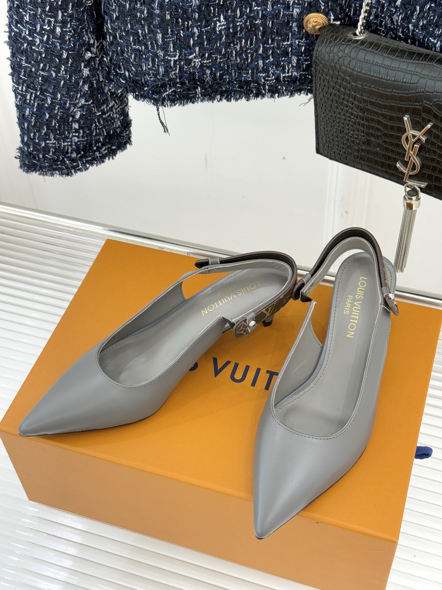 驴牌25WF秋冬新品老花尖头后空猫跟凉鞋感受先锋设计与经典格调的激情碰撞让足下生风 成为街头焦点。经典老