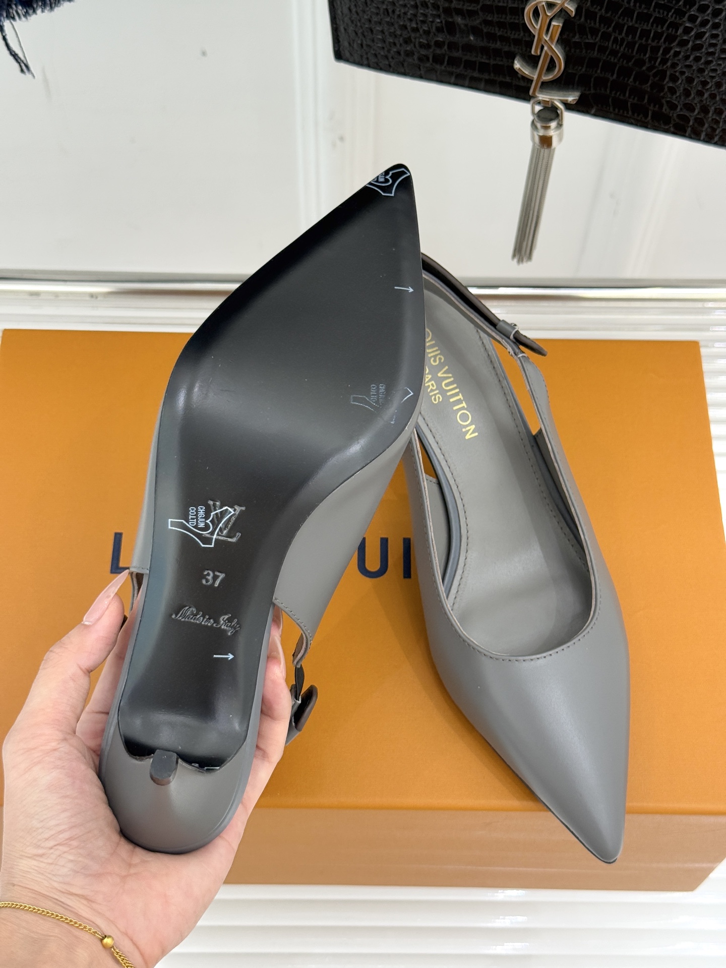 驴牌25WF秋冬新品老花尖头后空猫跟凉鞋感受先锋设计与经典格调的激情碰撞让足下生风 成为街头焦点。经典老