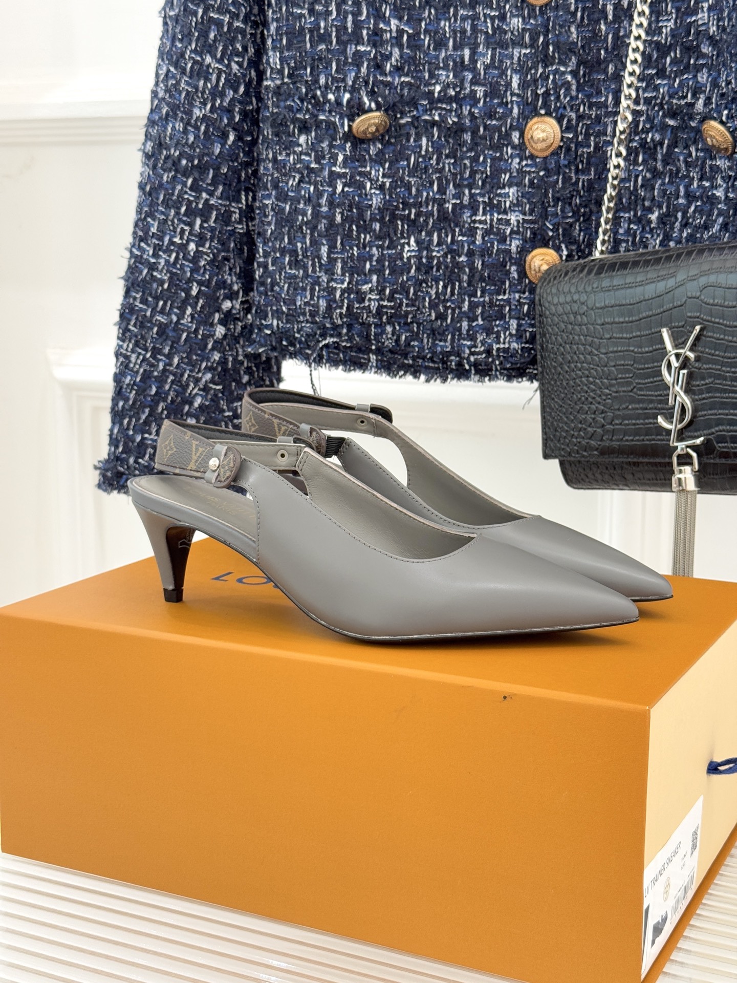 驴牌25WF秋冬新品老花尖头后空猫跟凉鞋感受先锋设计与经典格调的激情碰撞让足下生风 成为街头焦点。经典老