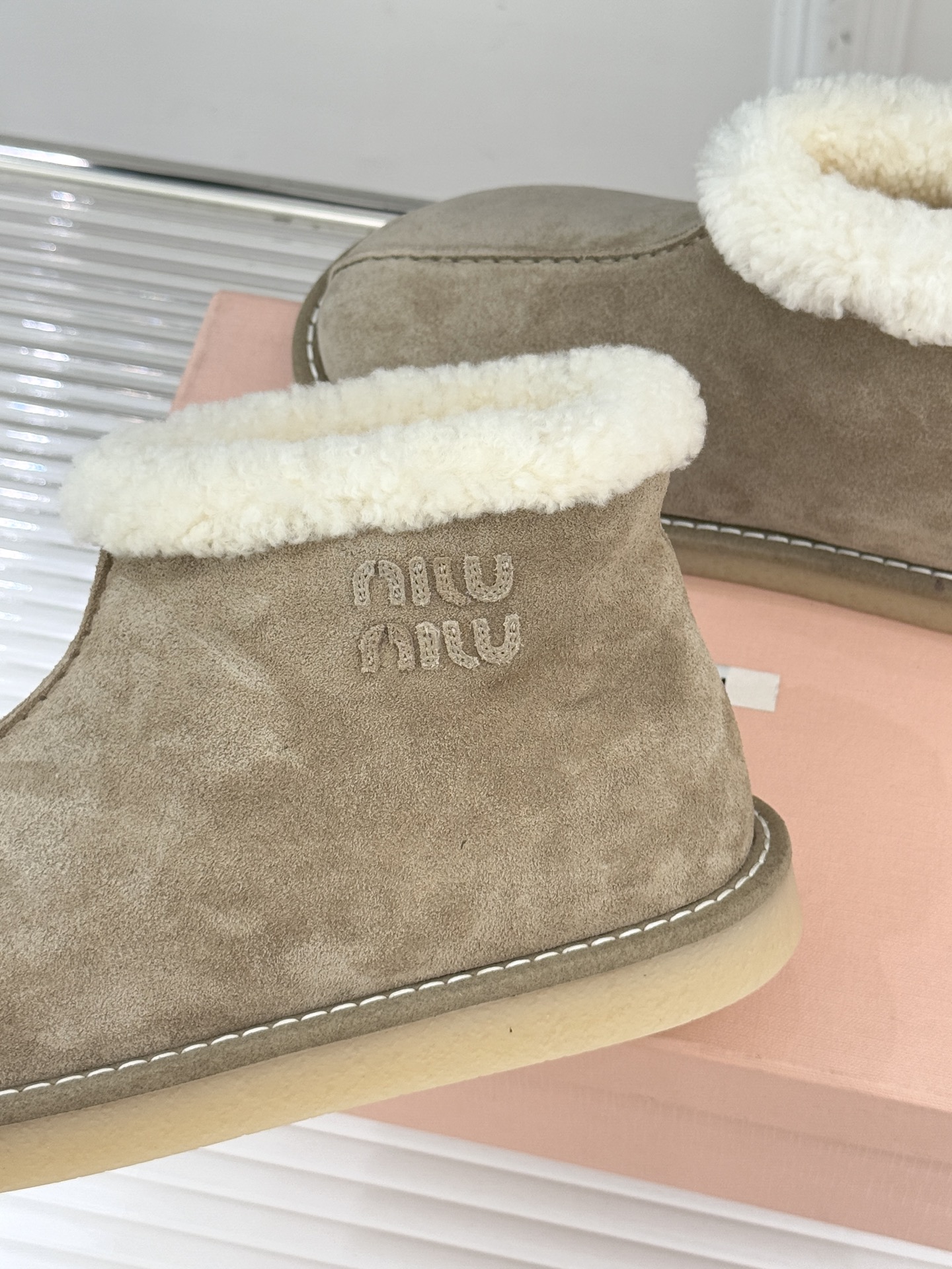 Miu Miu/缪缪25WF新品复古羊羔毛厚底雪地靴当复古肌理碰撞柔暖触感它以「Femininities