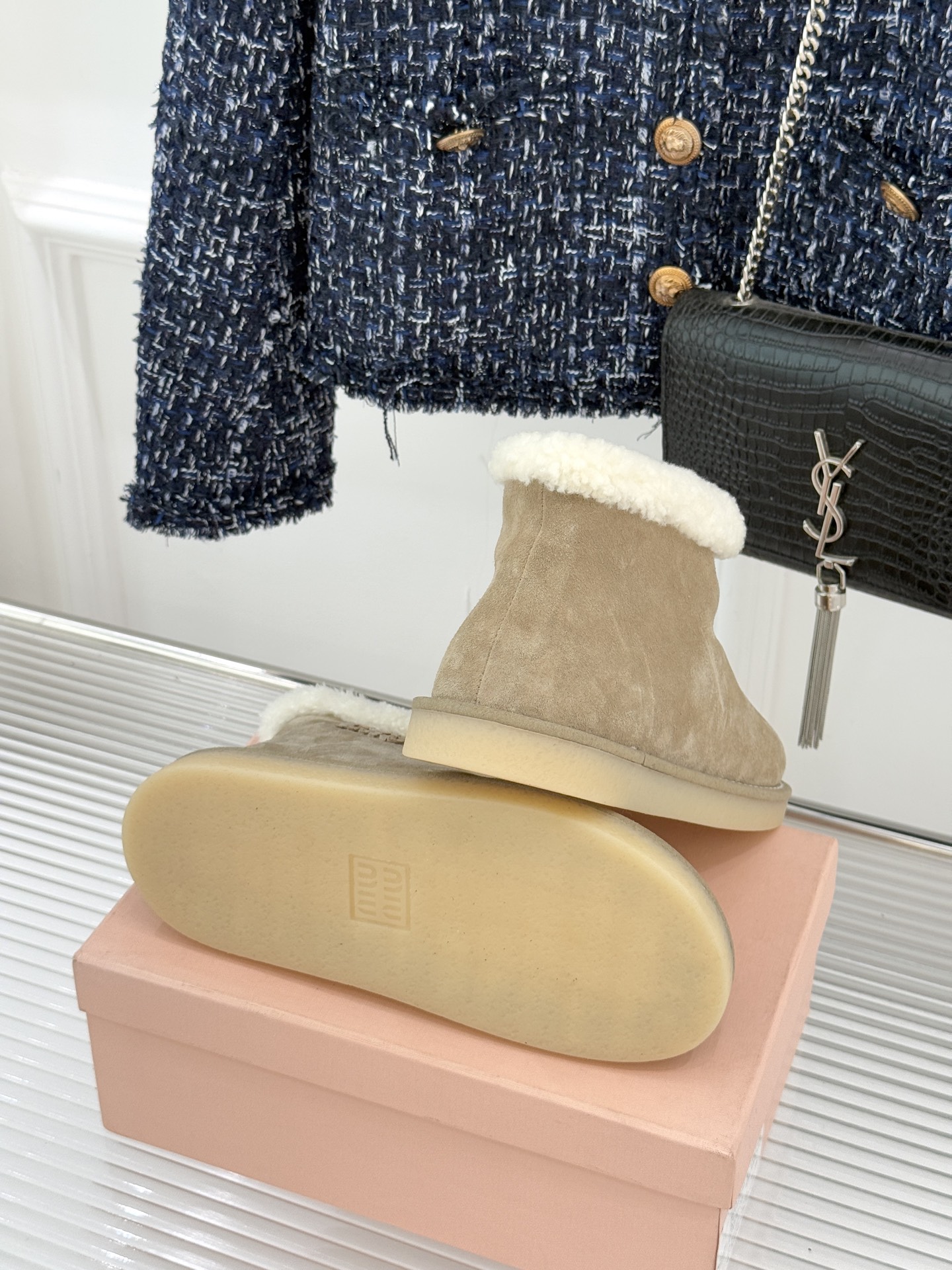 Miu Miu/缪缪25WF新品复古羊羔毛厚底雪地靴当复古肌理碰撞柔暖触感它以「Femininities