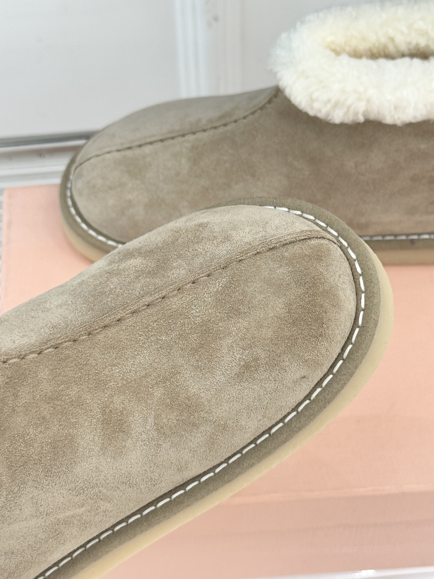 Miu Miu/缪缪25WF新品复古羊羔毛厚底雪地靴当复古肌理碰撞柔暖触感它以「Femininities