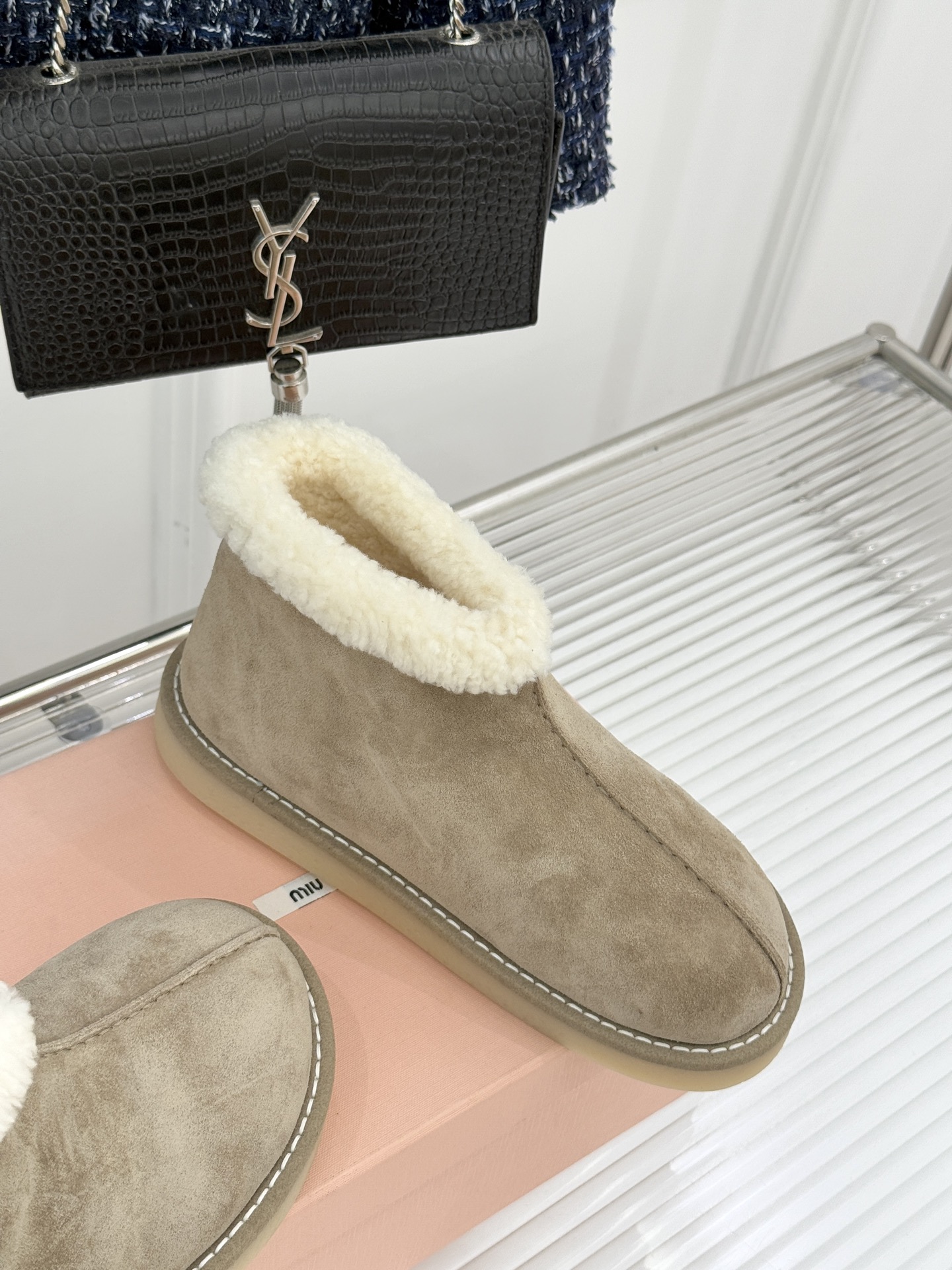 Miu Miu/缪缪25WF新品复古羊羔毛厚底雪地靴当复古肌理碰撞柔暖触感它以「Femininities