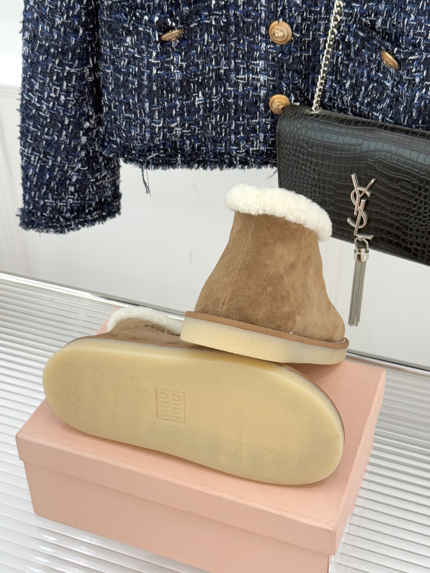 Miu Miu/缪缪25WF新品复古羊羔毛厚底雪地靴当复古肌理碰撞柔暖触感它以「Femininities