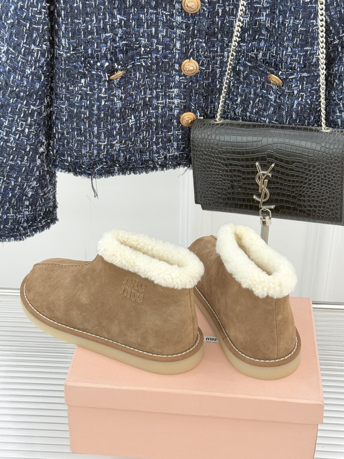 Miu Miu/缪缪25WF新品复古羊羔毛厚底雪地靴当复古肌理碰撞柔暖触感它以「Femininities