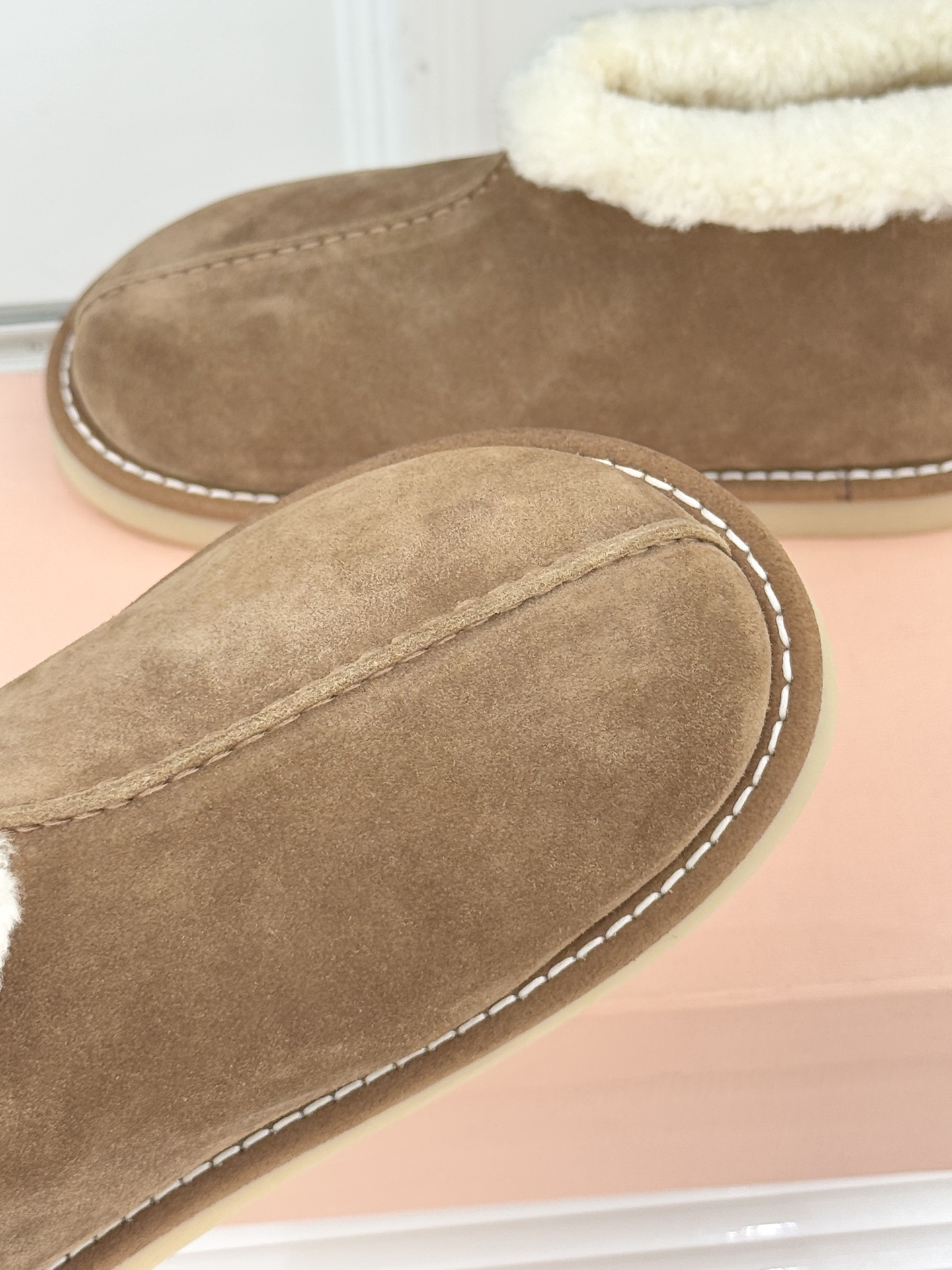 Miu Miu/缪缪25WF新品复古羊羔毛厚底雪地靴当复古肌理碰撞柔暖触感它以「Femininities