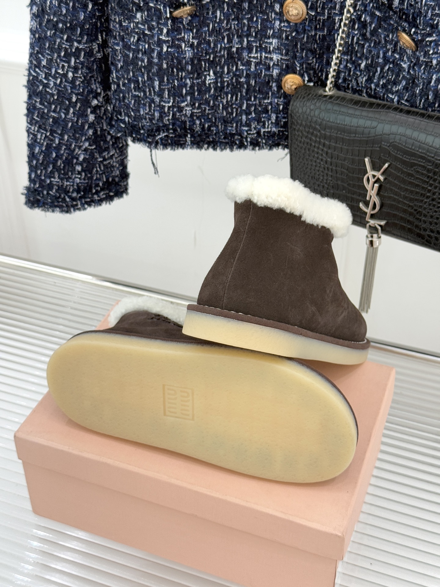 Miu Miu/缪缪25WF新品复古羊羔毛厚底雪地靴当复古肌理碰撞柔暖触感它以「Femininities
