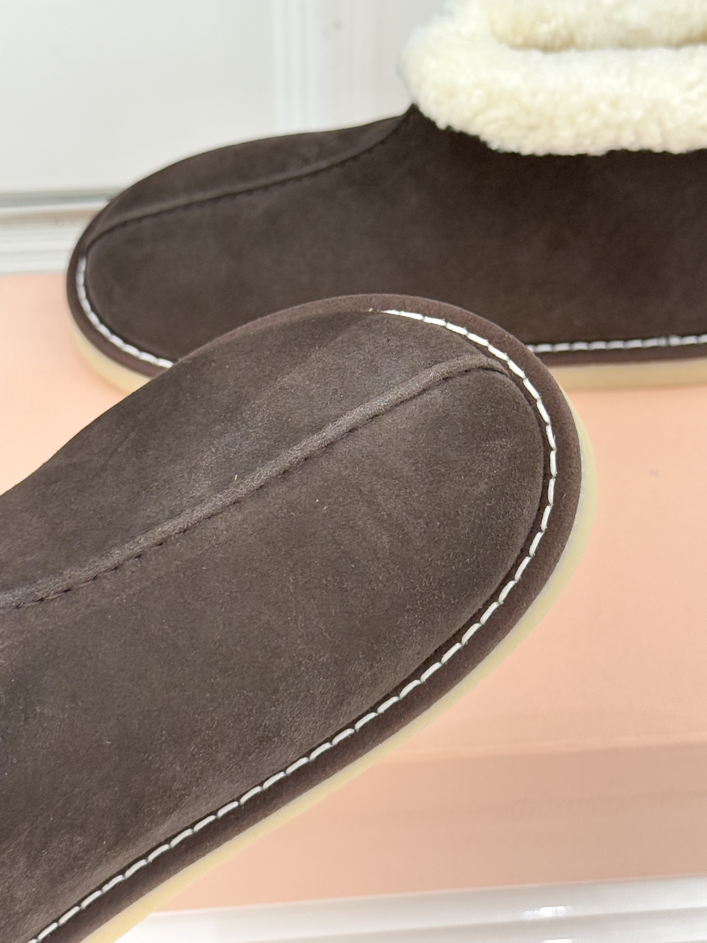 Miu Miu/缪缪25WF新品复古羊羔毛厚底雪地靴当复古肌理碰撞柔暖触感它以「Femininities