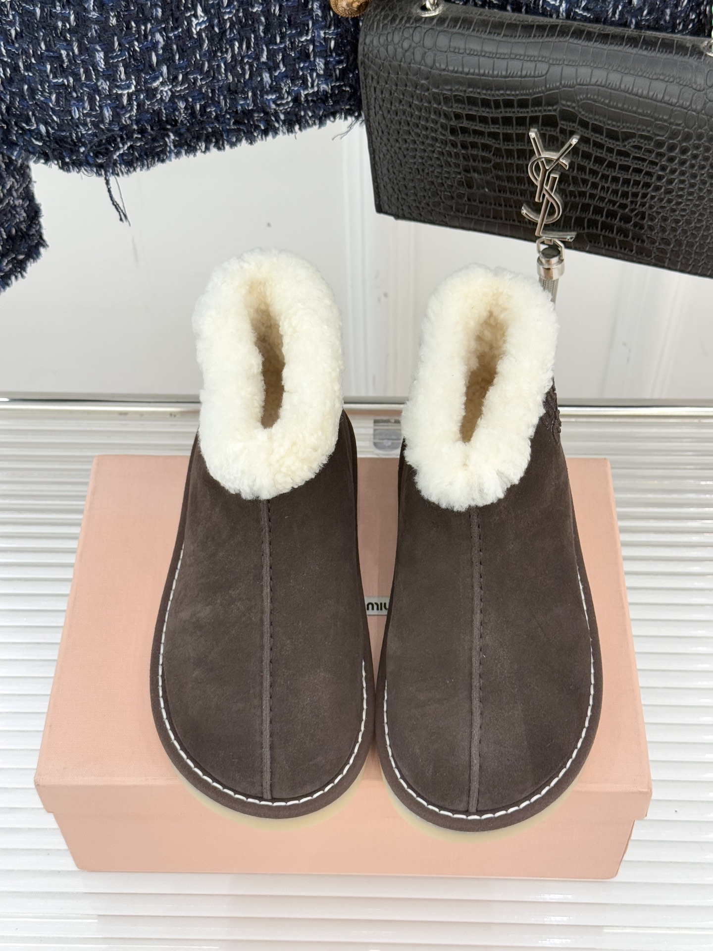 Miu Miu/缪缪25WF新品复古羊羔毛厚底雪地靴当复古肌理碰撞柔暖触感它以「Femininities