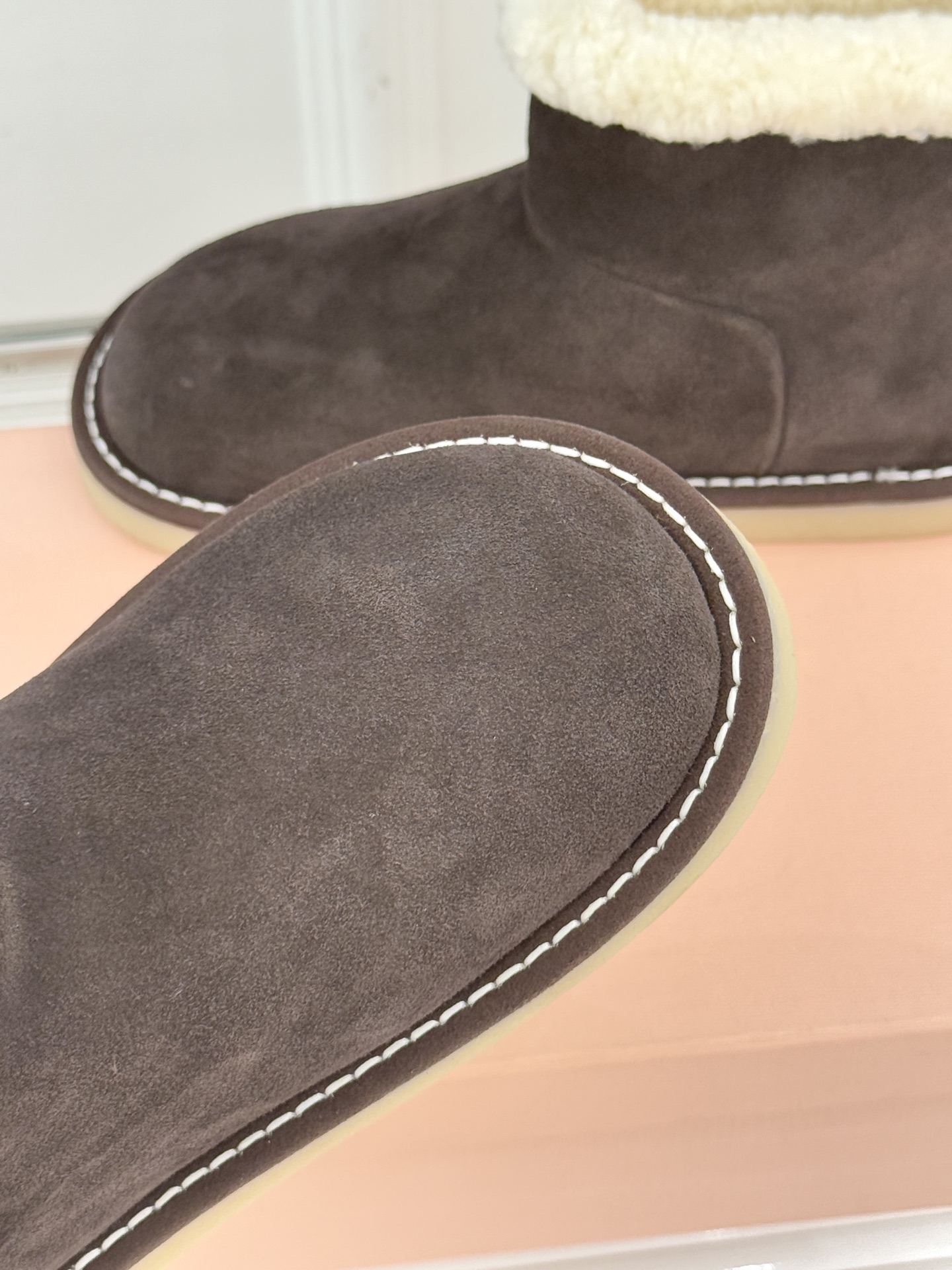 Miu Miu/缪缪25WF新品复古羊羔毛厚底雪地靴当复古肌理碰撞柔暖触感它以「Femininities