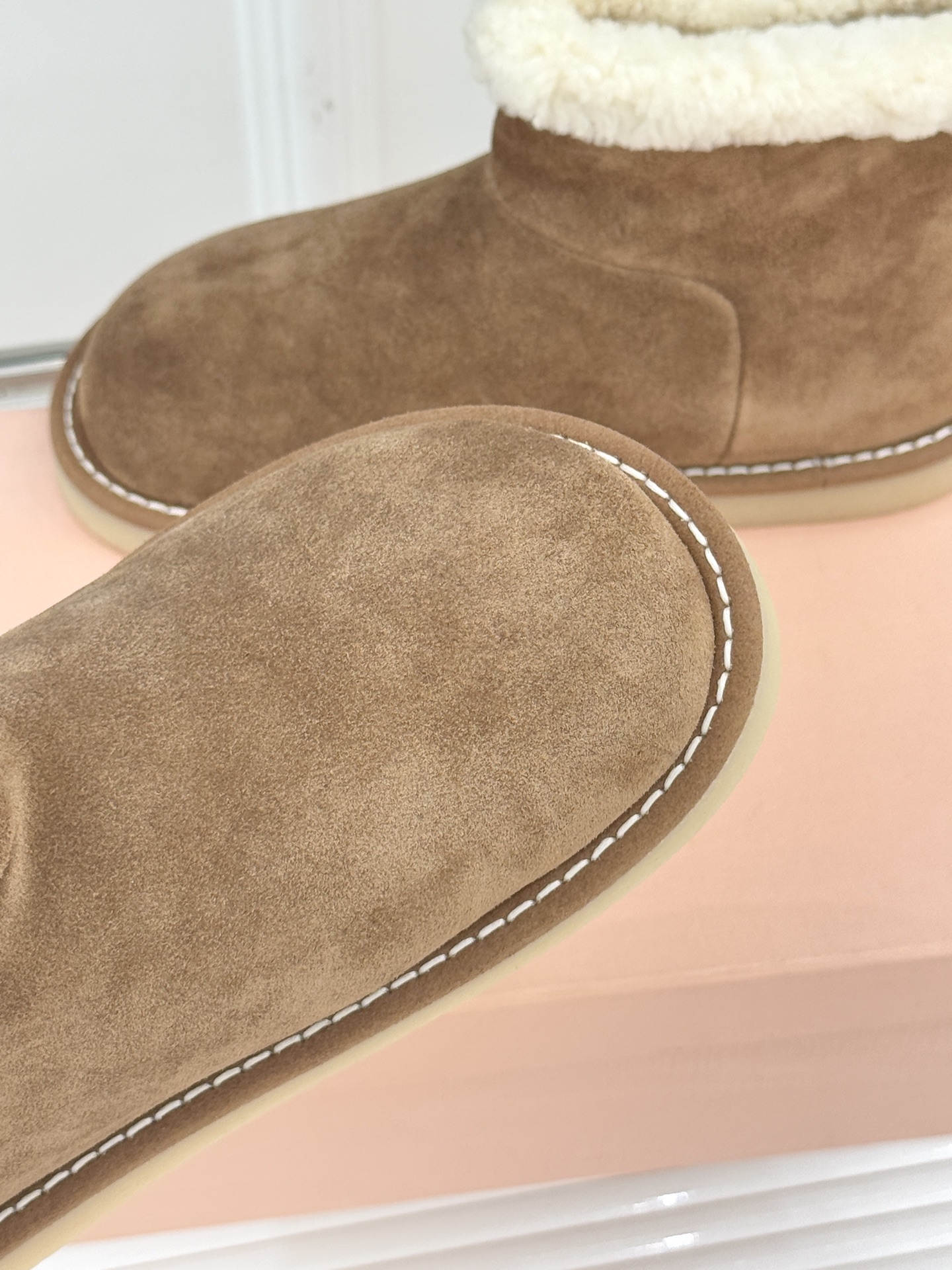 Miu Miu/缪缪25WF新品复古羊羔毛厚底雪地靴当复古肌理碰撞柔暖触感它以「Femininities