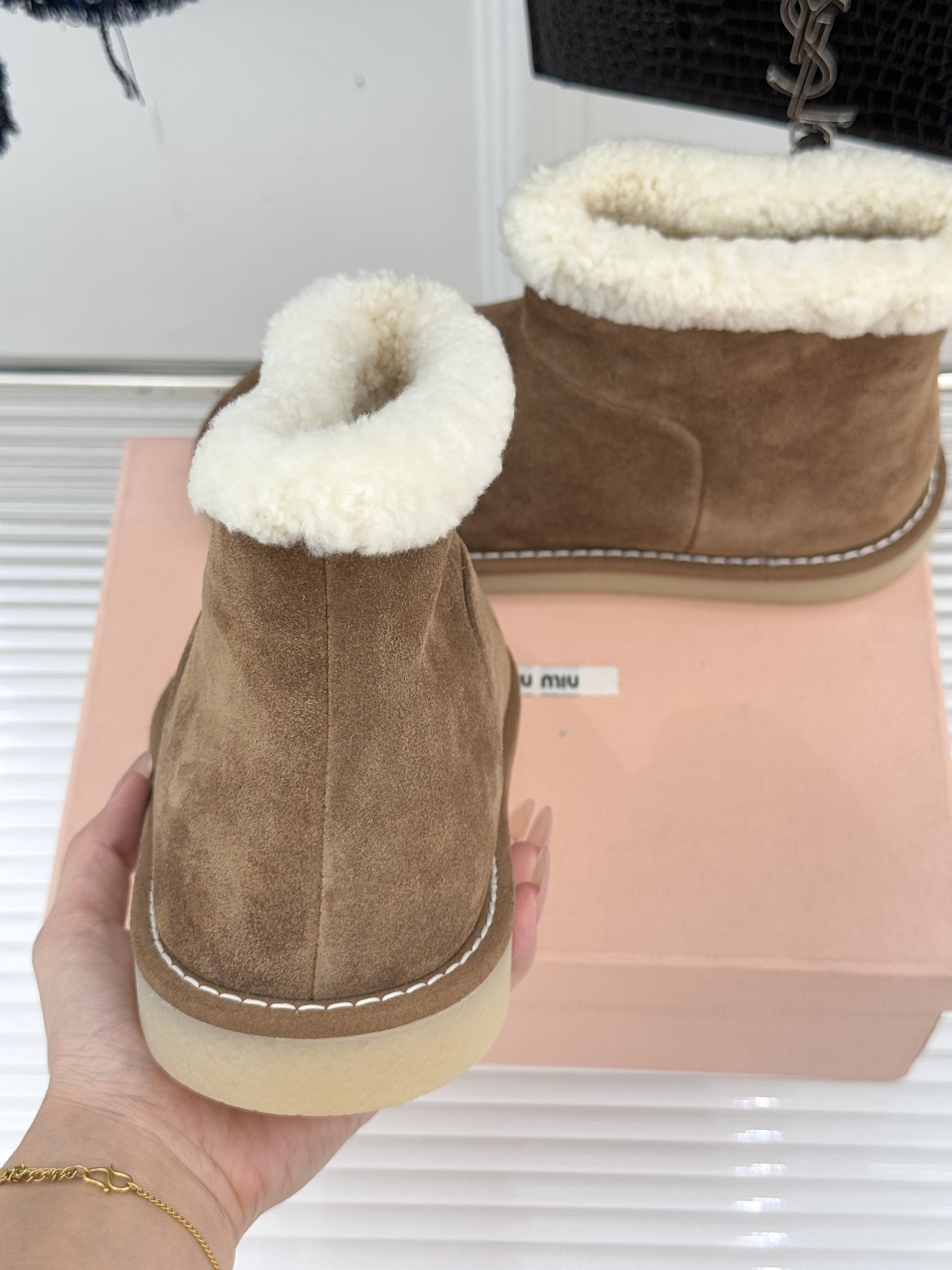 Miu Miu/缪缪25WF新品复古羊羔毛厚底雪地靴当复古肌理碰撞柔暖触感它以「Femininities