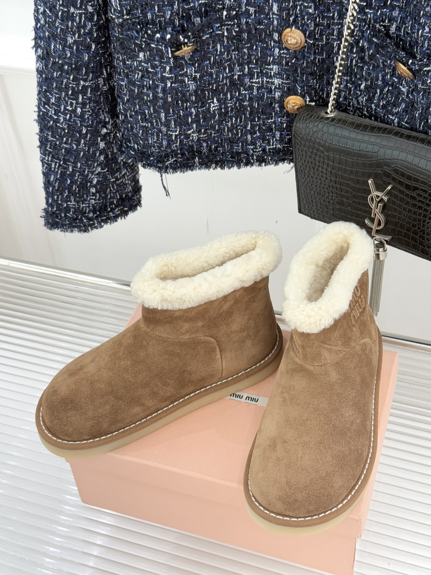 Miu Miu/缪缪25WF新品复古羊羔毛厚底雪地靴当复古肌理碰撞柔暖触感它以「Femininities